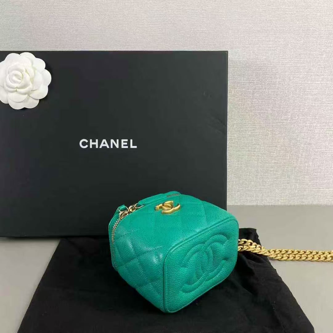 FOR PREORDER ONLY- 2021-2025 Mini Quilted Caviar CC Sweetheart Vanity Case with Chain crossbody bag