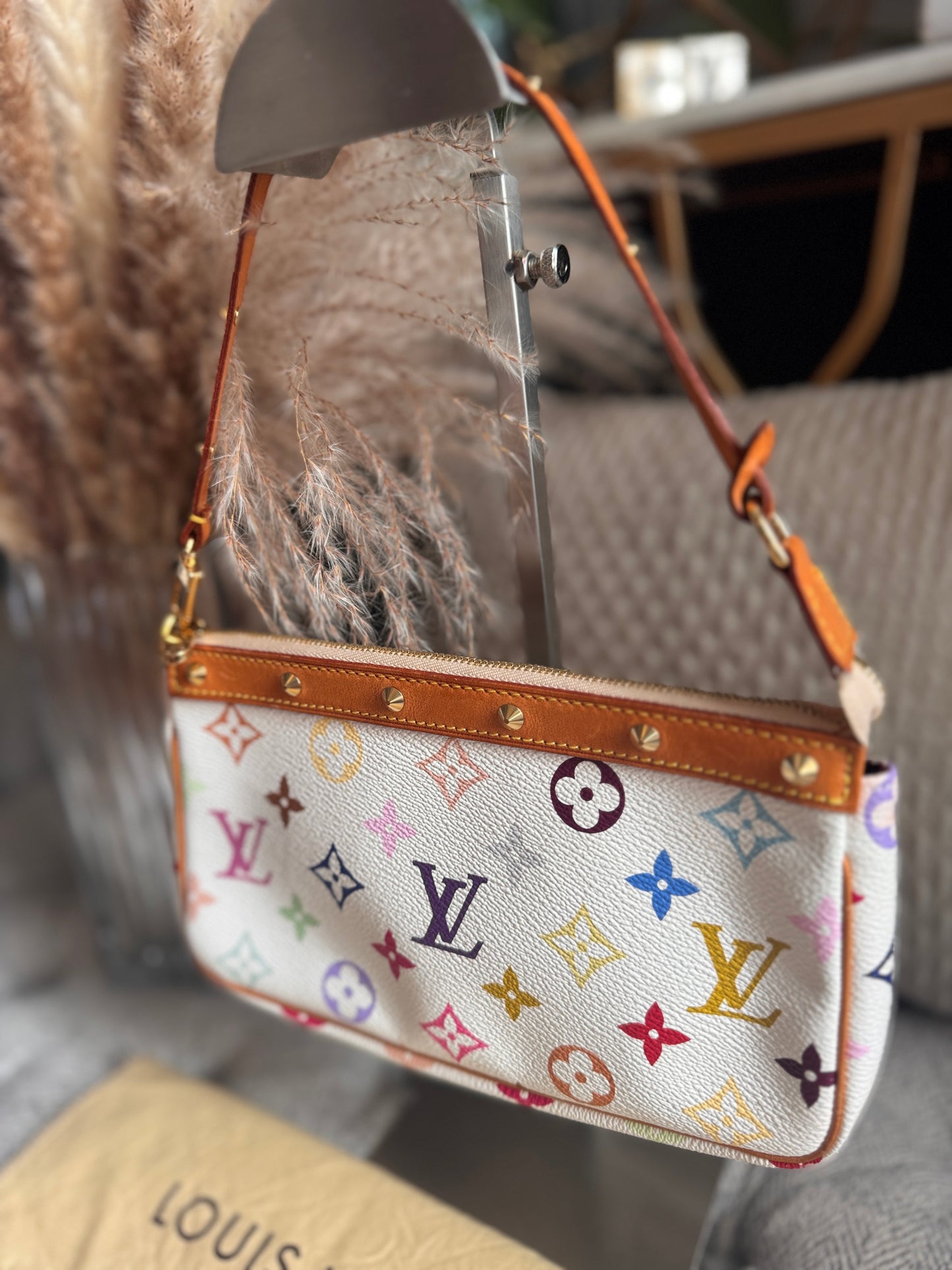 LOUIS VUITTON
Monogram Multicolor Pochette Accessoires in Blanc