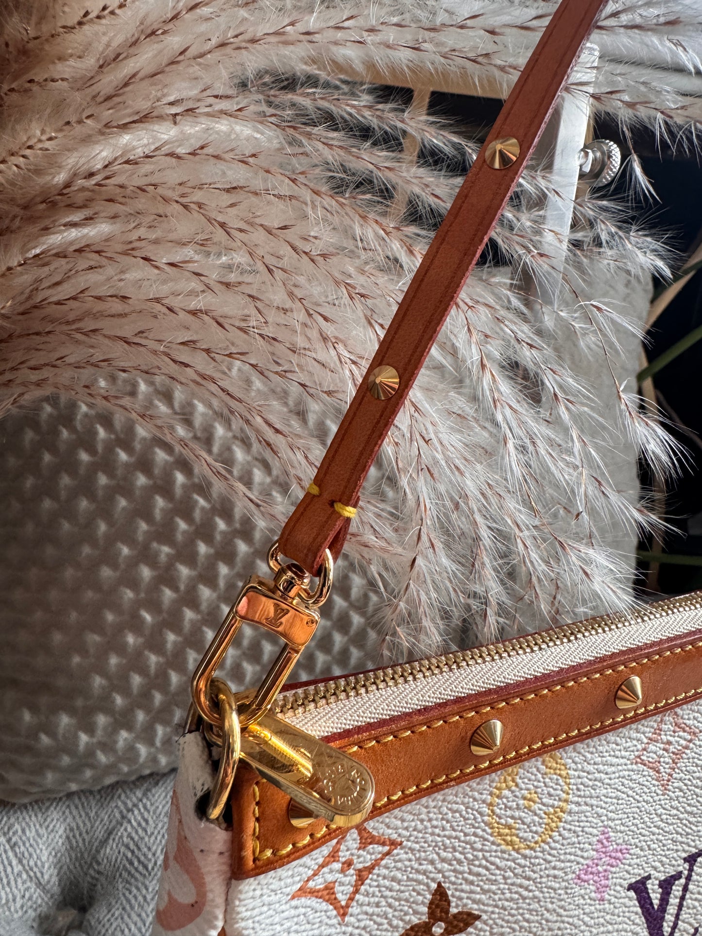 LOUIS VUITTON
Monogram Multicolor Pochette Accessoires in Blanc