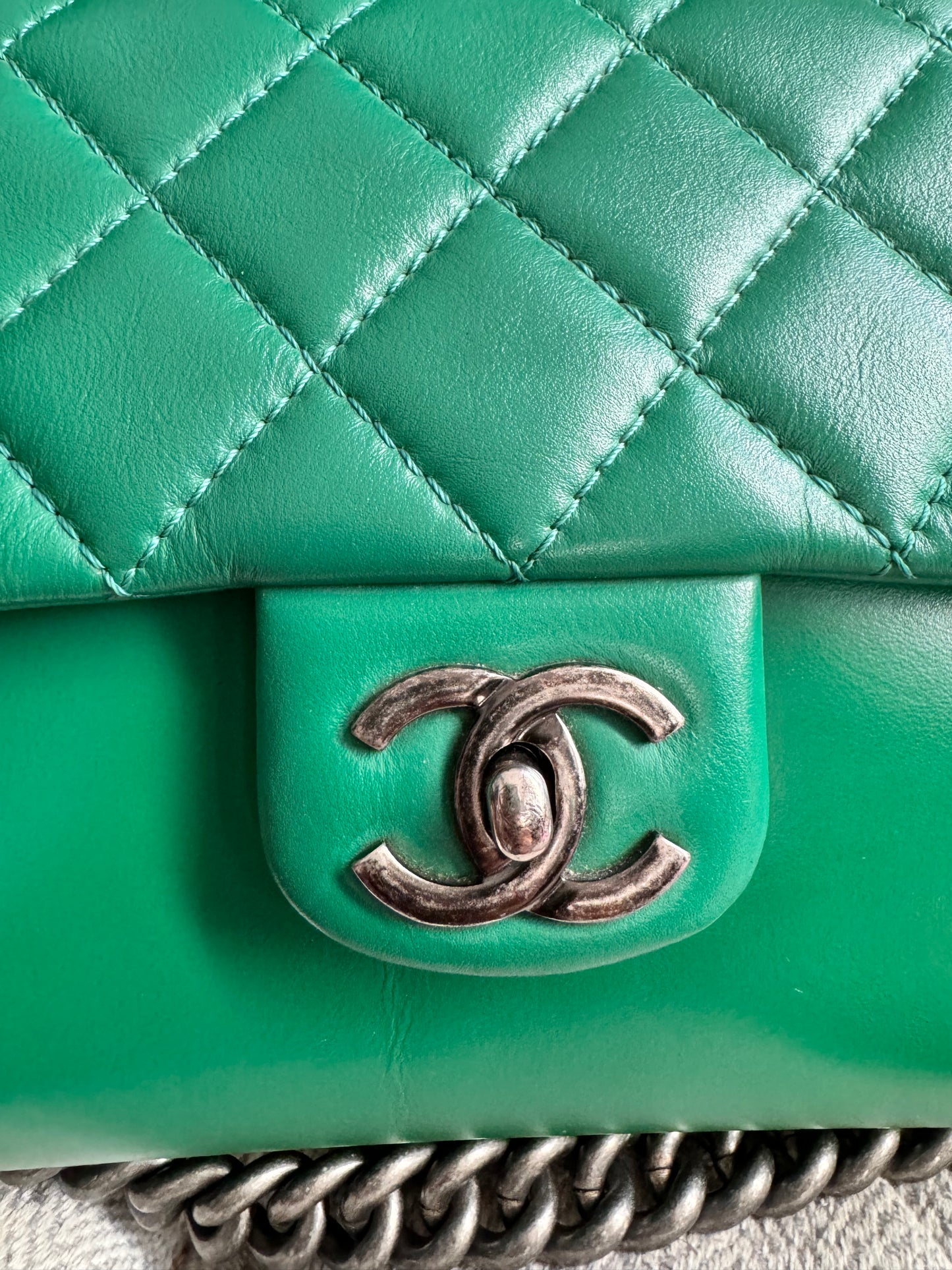 Chanel Rock My Shoulder Flap Green Quilted Calfskin/ Naturally Grained Sheepskin Inner Lining/MAR -Métal Aged Ruthenium Hardware (SN 24221601)