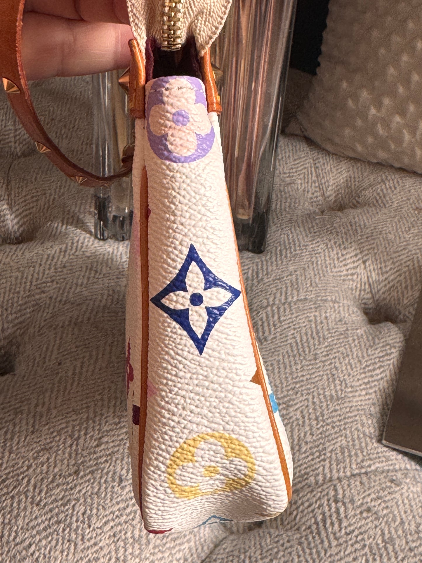 LOUIS VUITTON
Monogram Multicolor Pochette Accessoires in Blanc