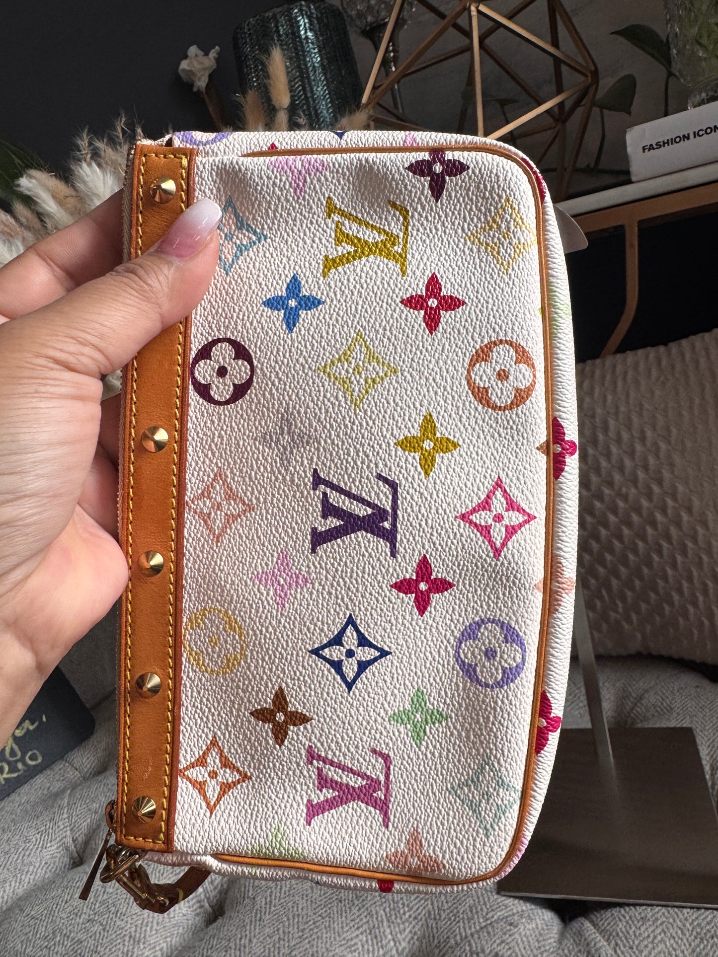 LOUIS VUITTON
Monogram Multicolor Pochette Accessoires in Blanc