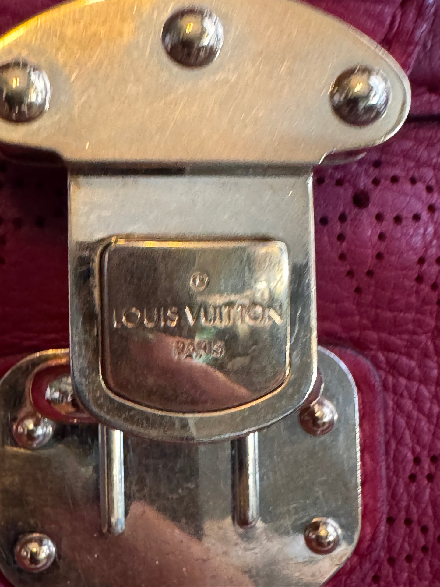 Louis Vuitton Mahina cirrus PM in Grenat