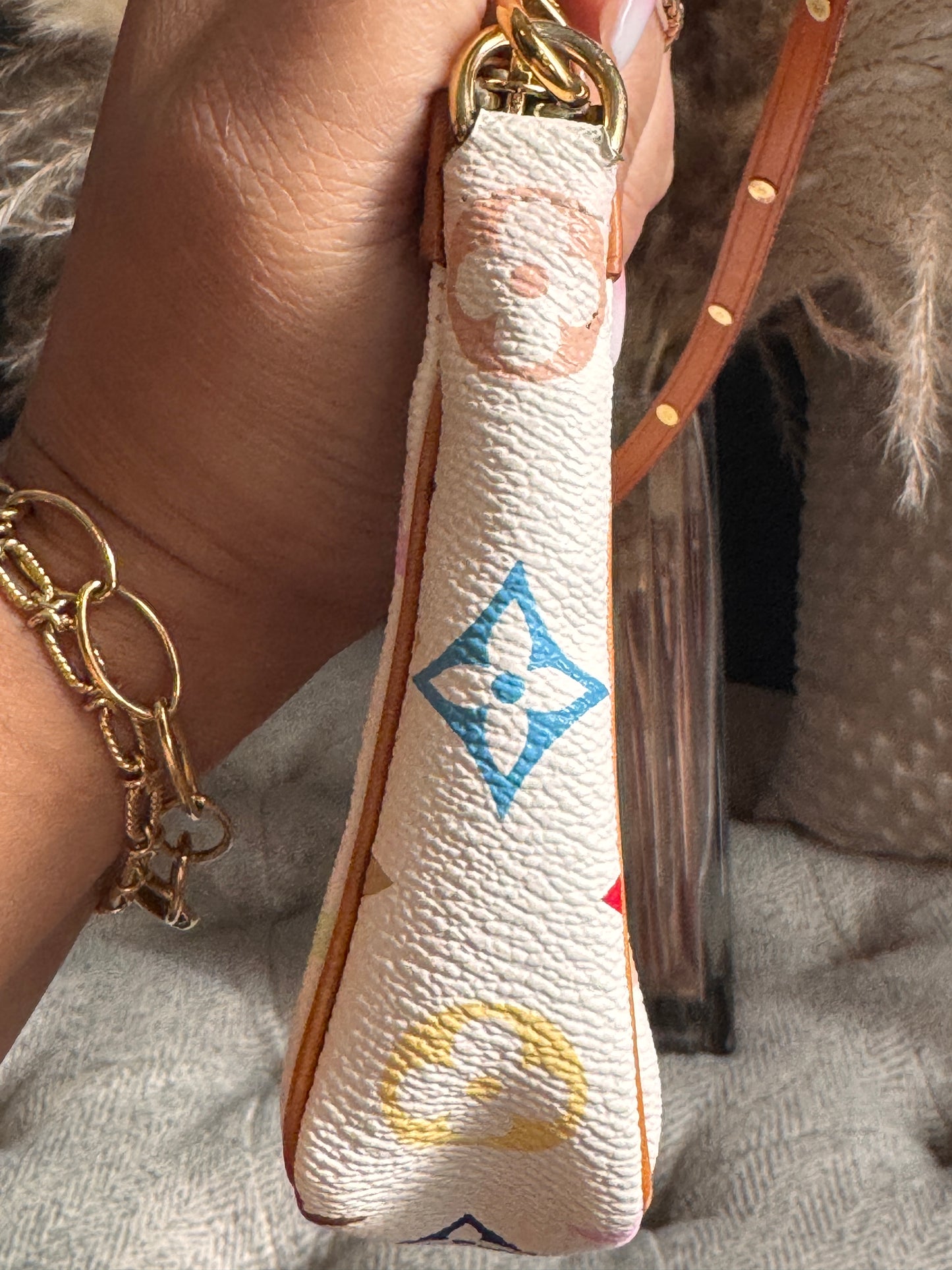 LOUIS VUITTON
Monogram Multicolor Pochette Accessoires in Blanc