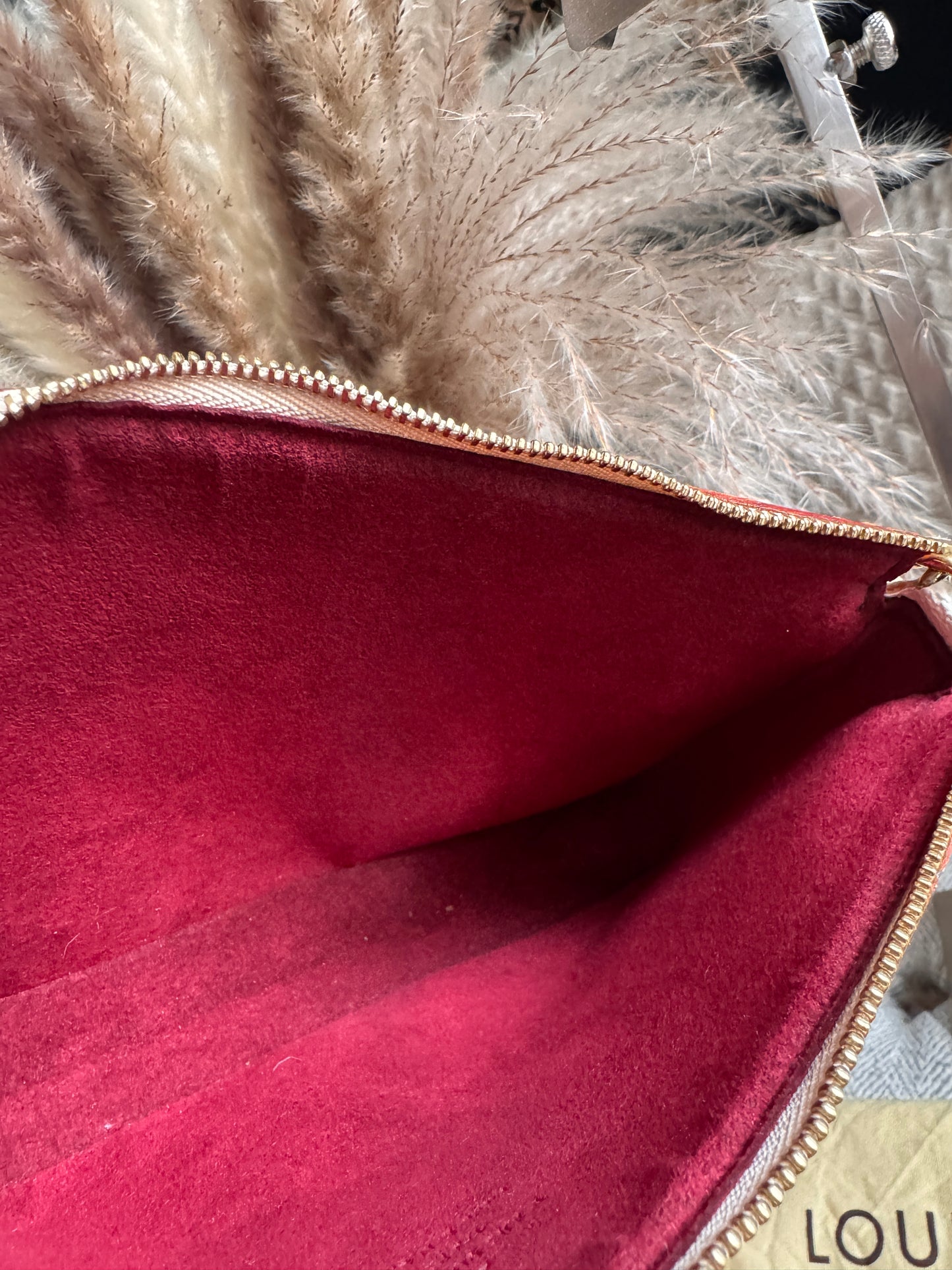 LOUIS VUITTON
Monogram Multicolor Pochette Accessoires in Blanc