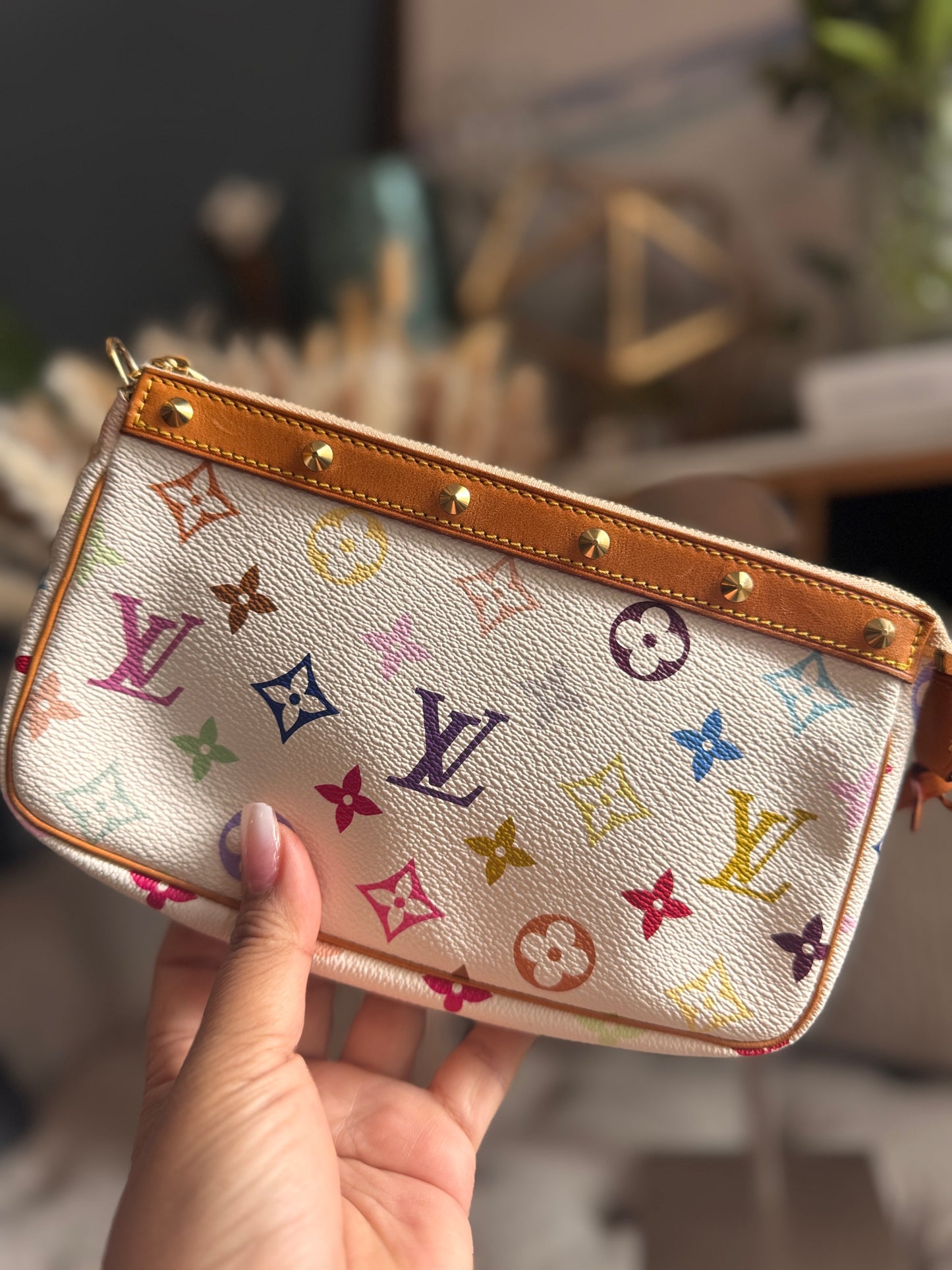 LOUIS VUITTON
Monogram Multicolor Pochette Accessoires in Blanc