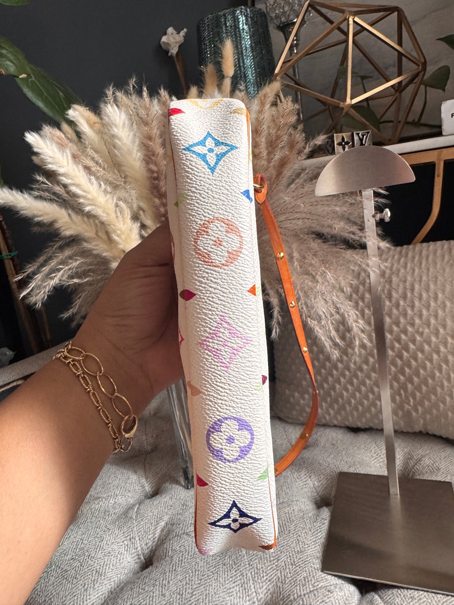 LOUIS VUITTON
Monogram Multicolor Pochette Accessoires in Blanc