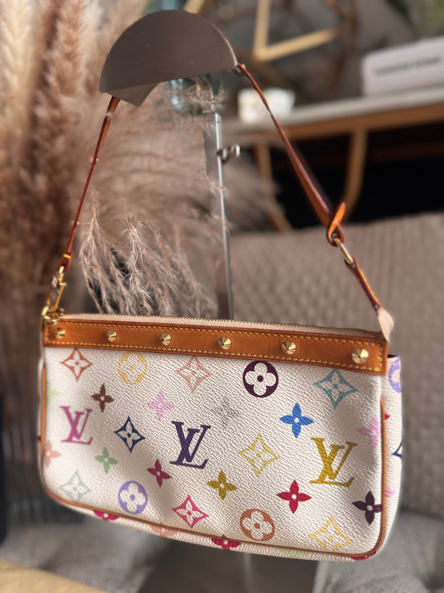 LOUIS VUITTON
Monogram Multicolor Pochette Accessoires in Blanc