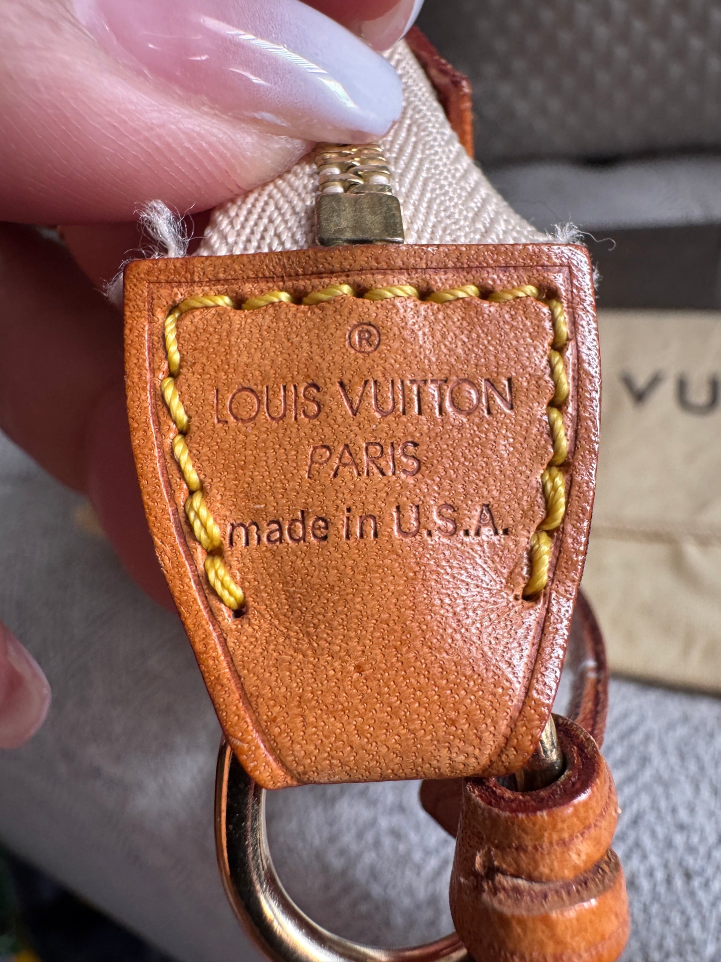 LOUIS VUITTON
Monogram Multicolor Pochette Accessoires in Blanc