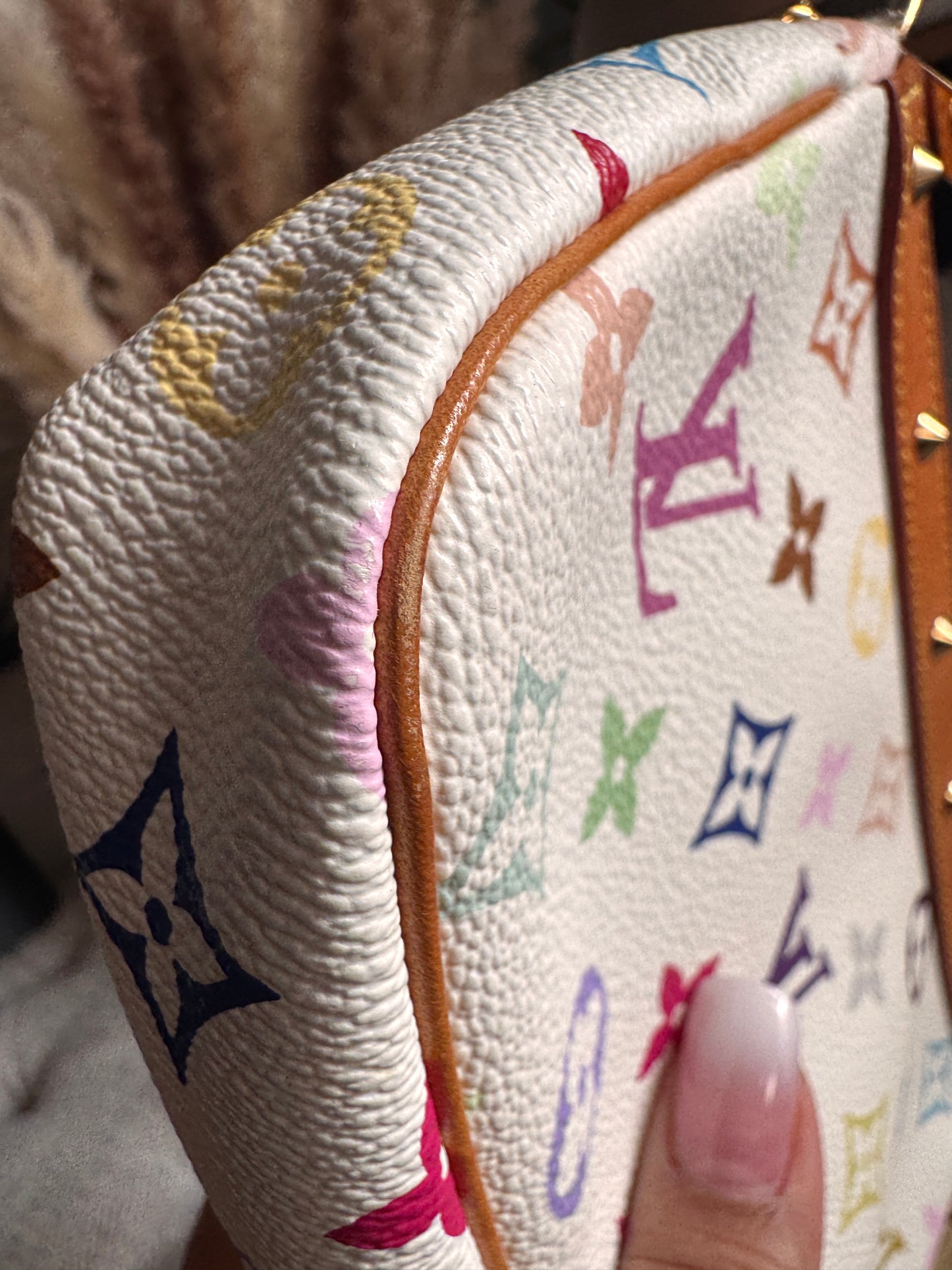 LOUIS VUITTON
Monogram Multicolor Pochette Accessoires in Blanc