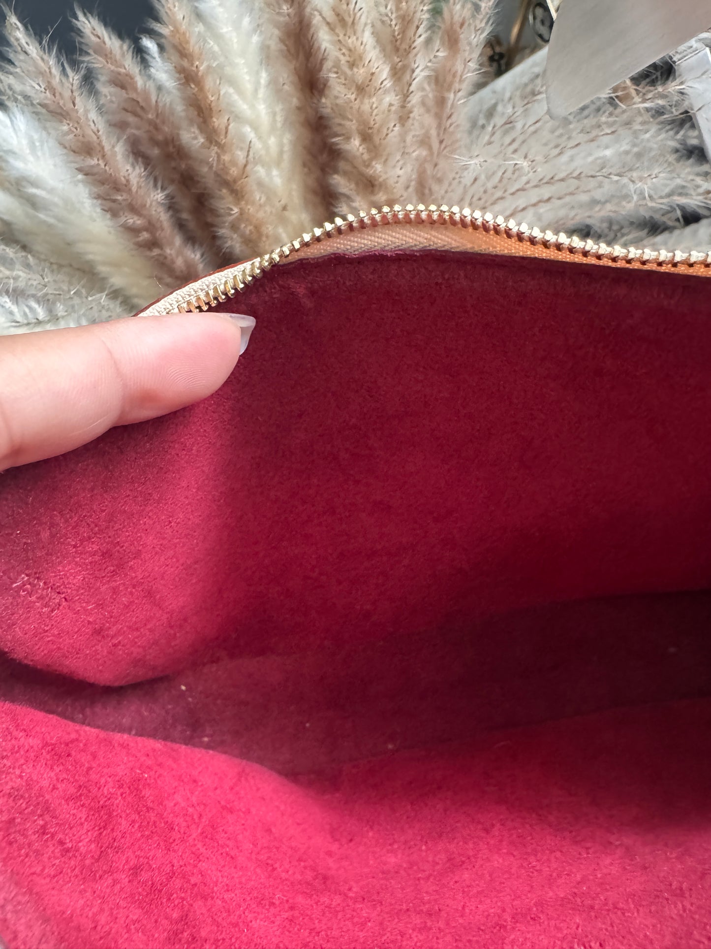 LOUIS VUITTON
Monogram Multicolor Pochette Accessoires in Blanc