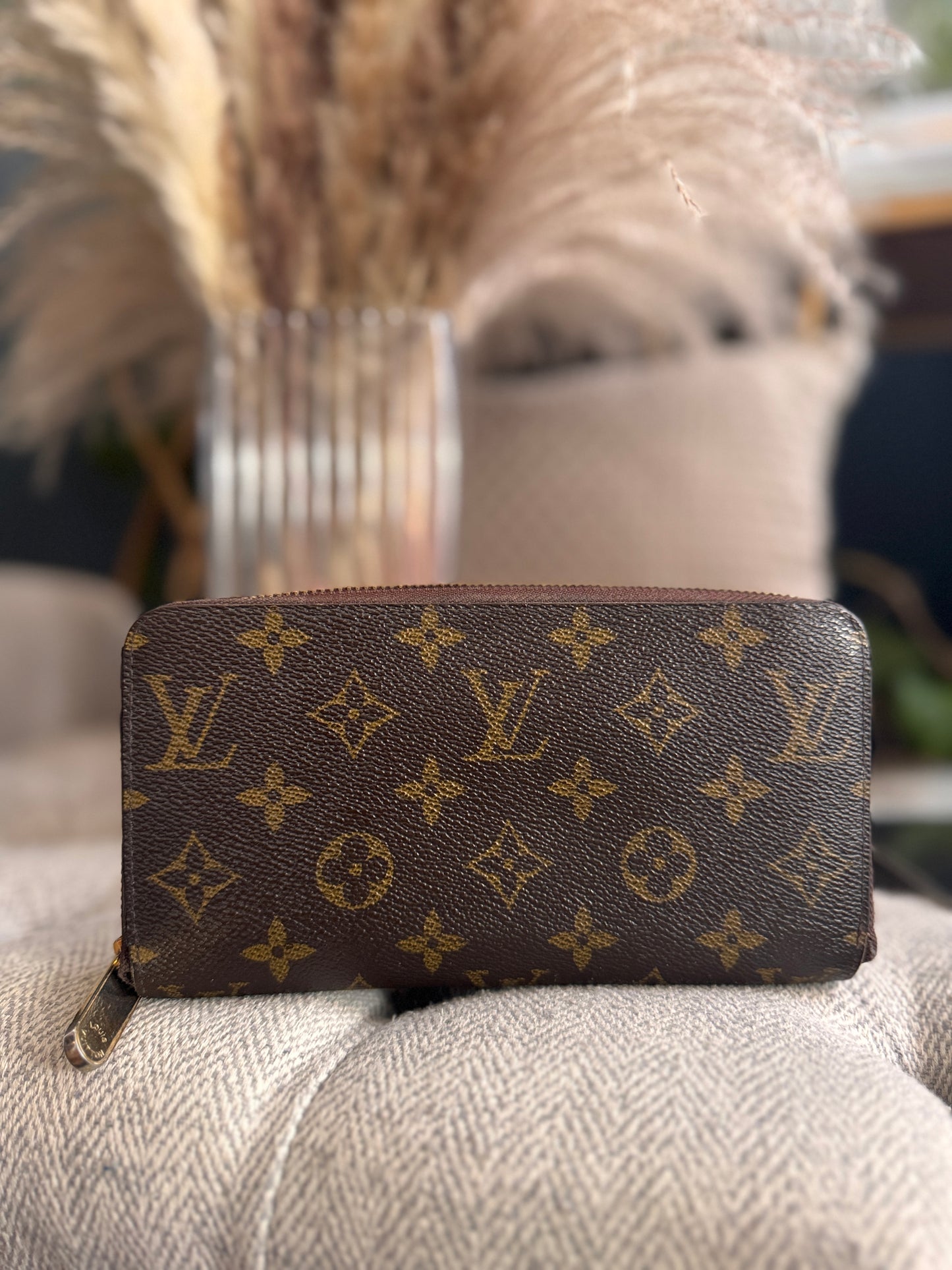 LOUIS VUITTON Zippy Wallet in Monogram