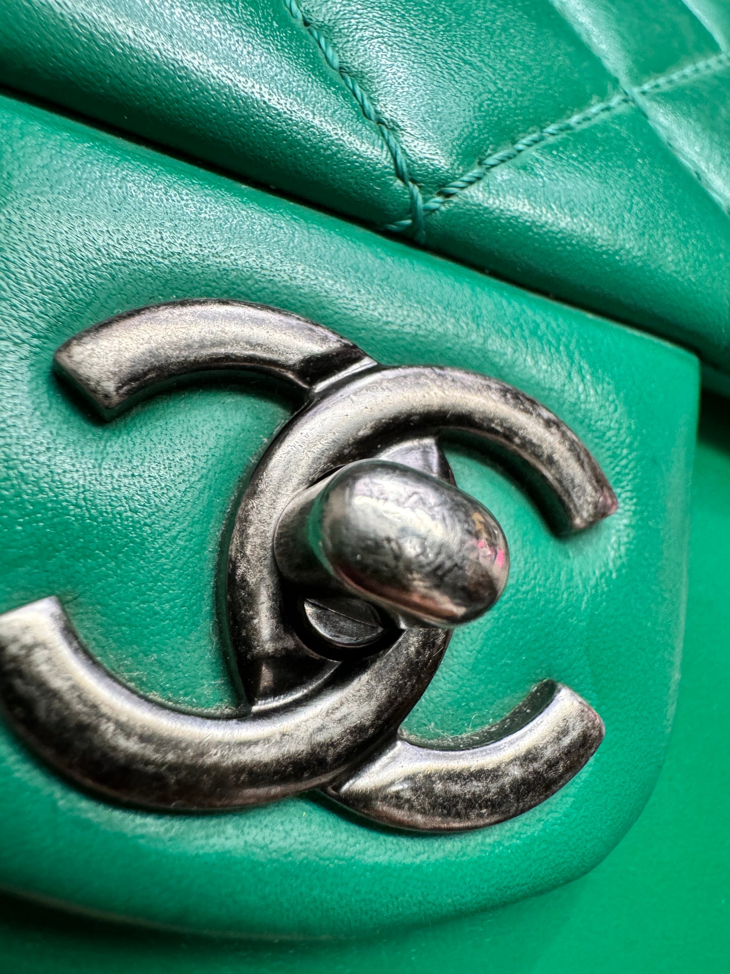 Chanel Rock My Shoulder Flap Green Quilted Calfskin/ Naturally Grained Sheepskin Inner Lining/MAR -Métal Aged Ruthenium Hardware (SN 24221601)