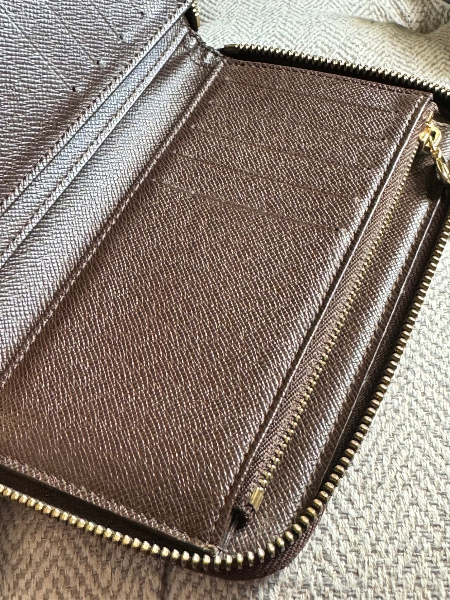 Louis Vuitton Midsize wallet in Damier Ebene