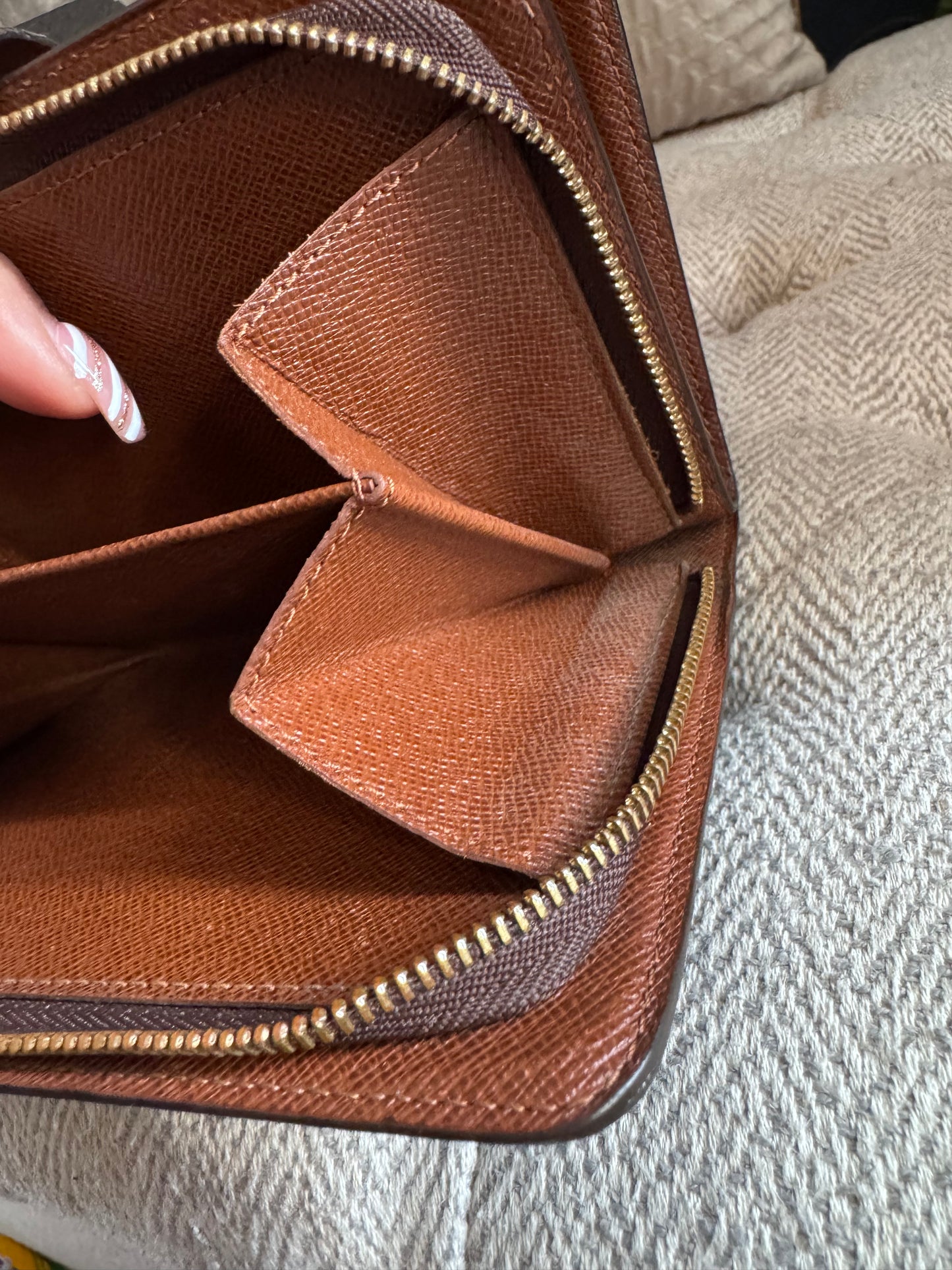 Louis Vuitton Vintage Porte Papier Zip Bifold Wallet in Monogram