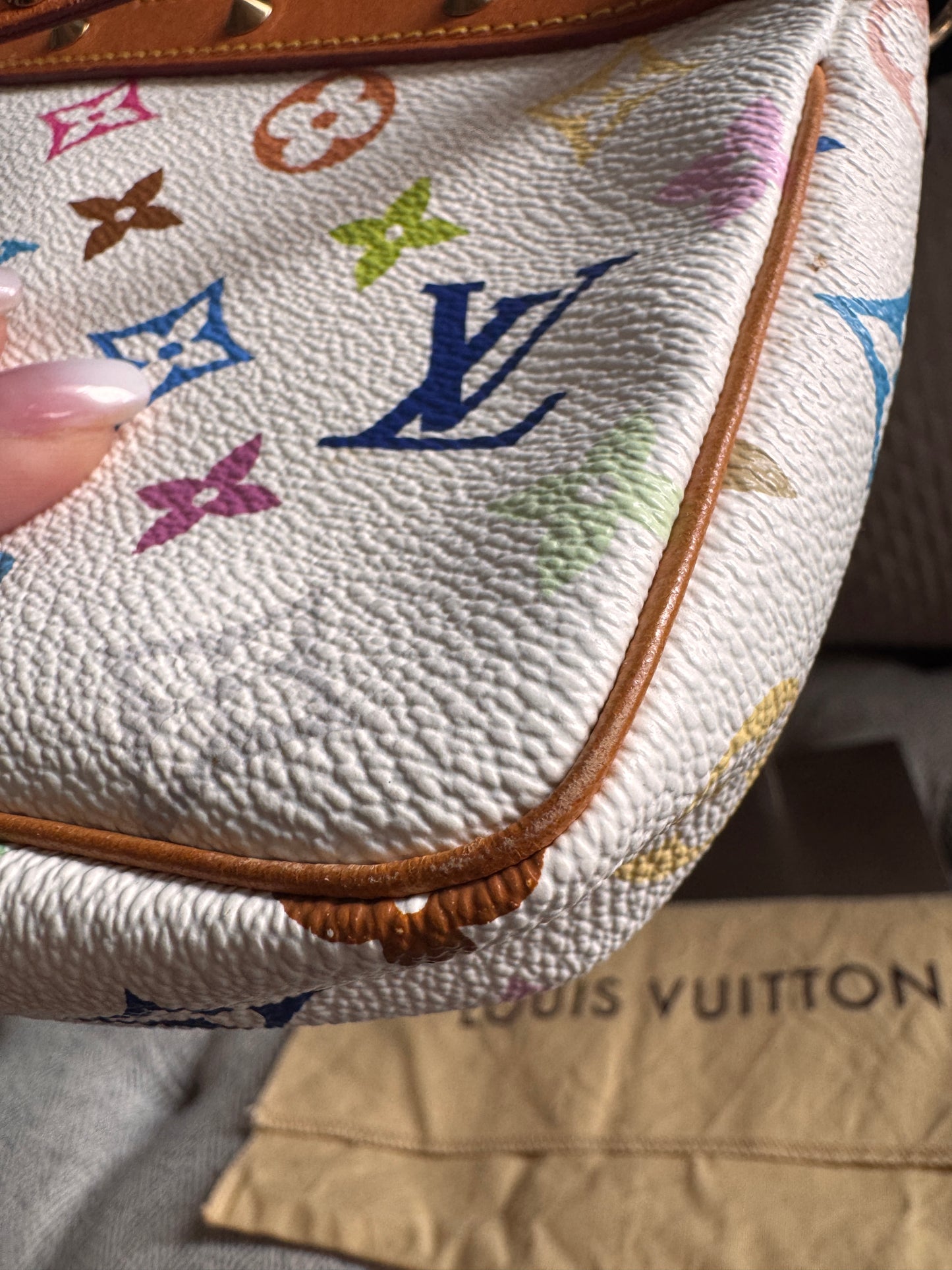 LOUIS VUITTON
Monogram Multicolor Pochette Accessoires in Blanc