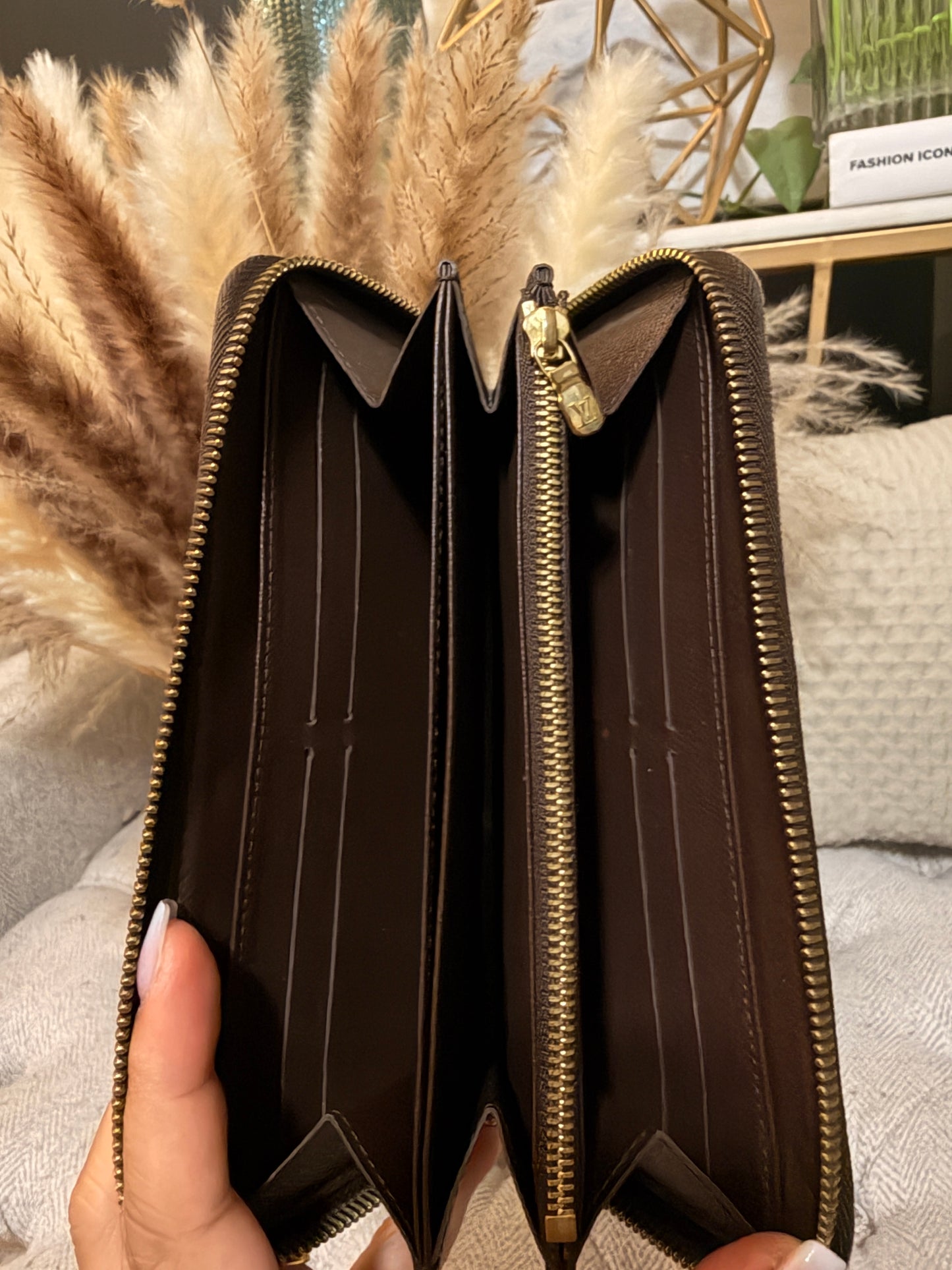 Louis Vuitton Zippy Wallet in Damier Ebene