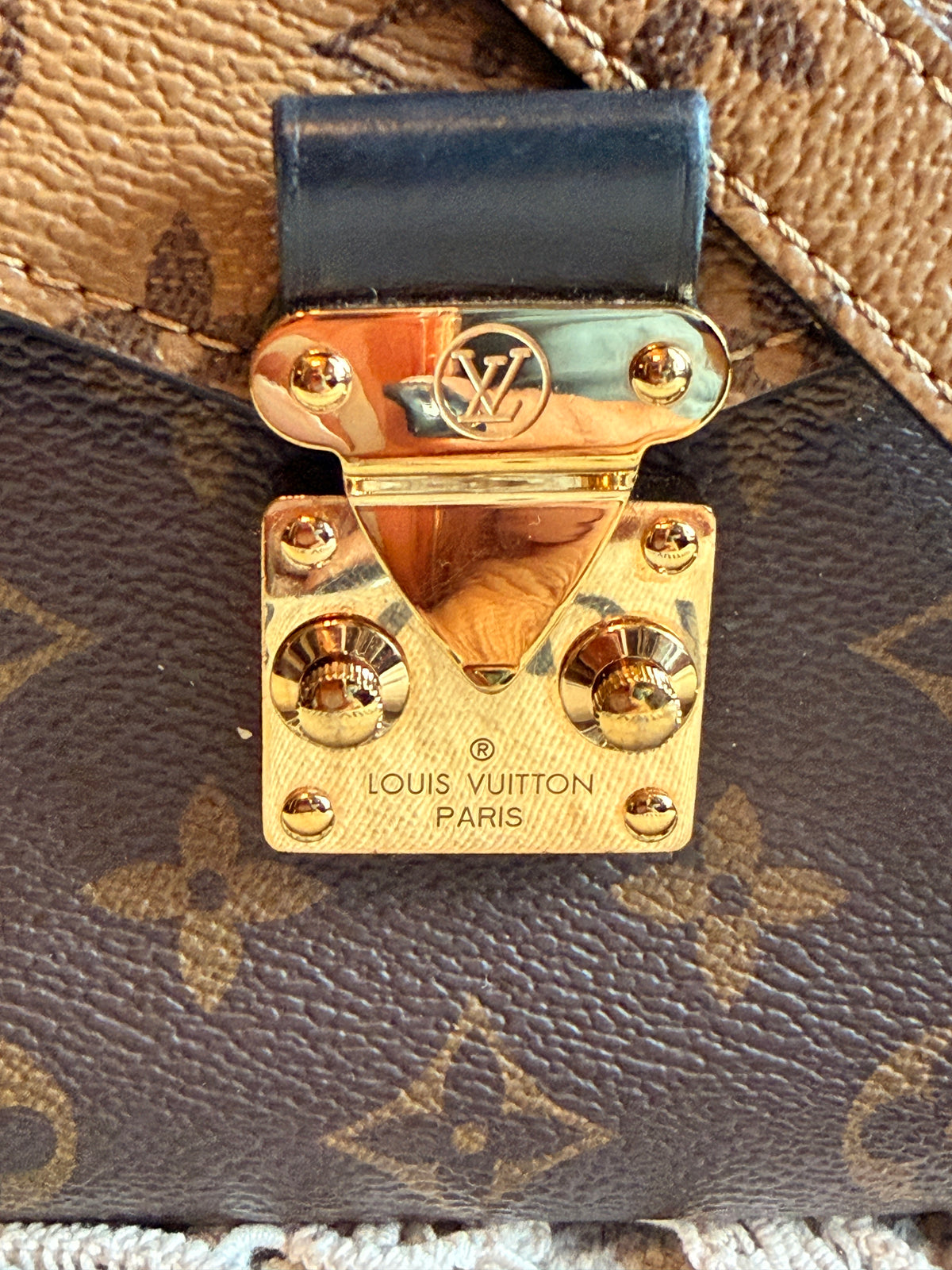 LOUIS VUITTON Pochette Metis in Reverse Monogram-Microchipped