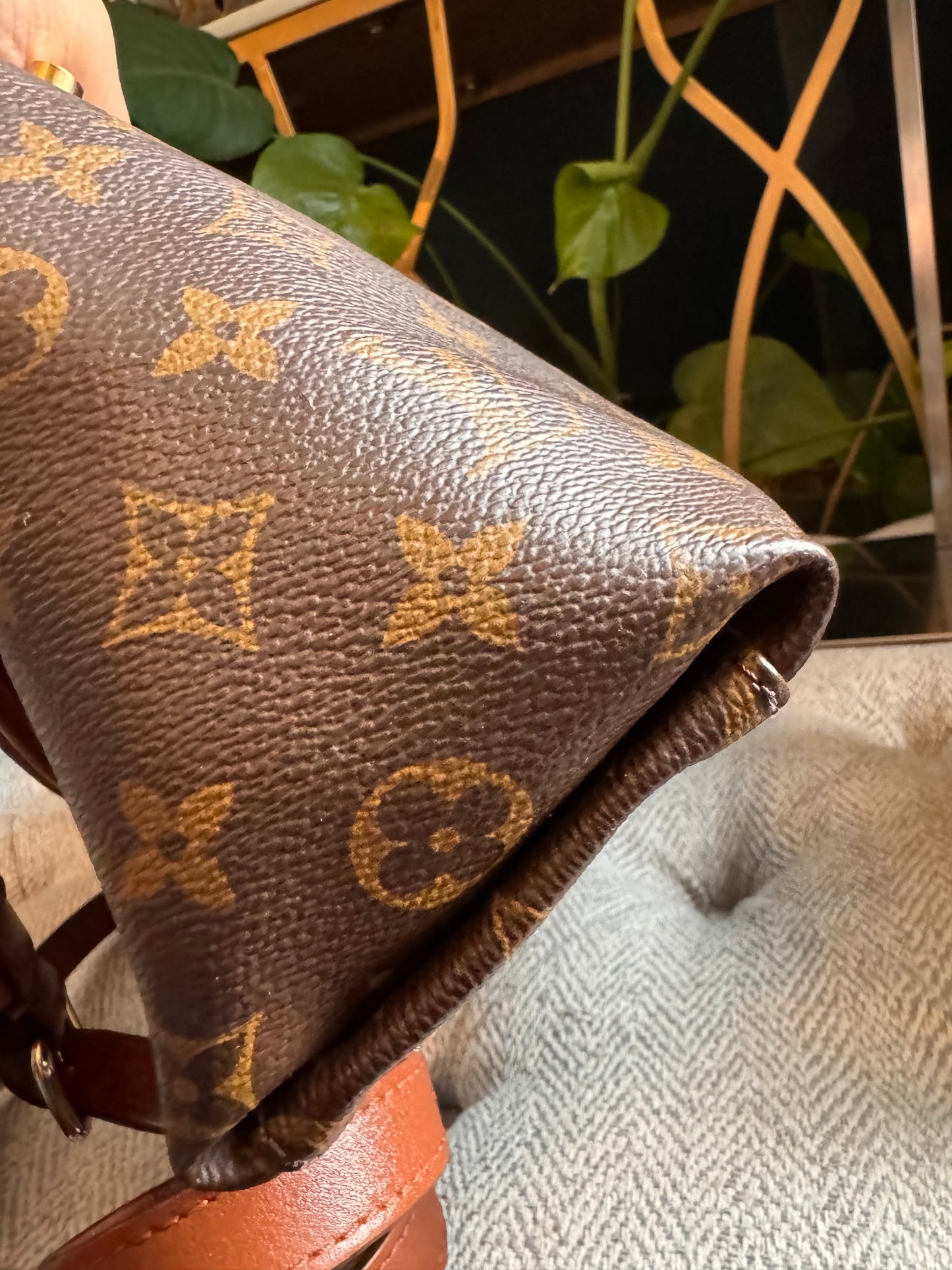 Louis Vuitton V Tote BB