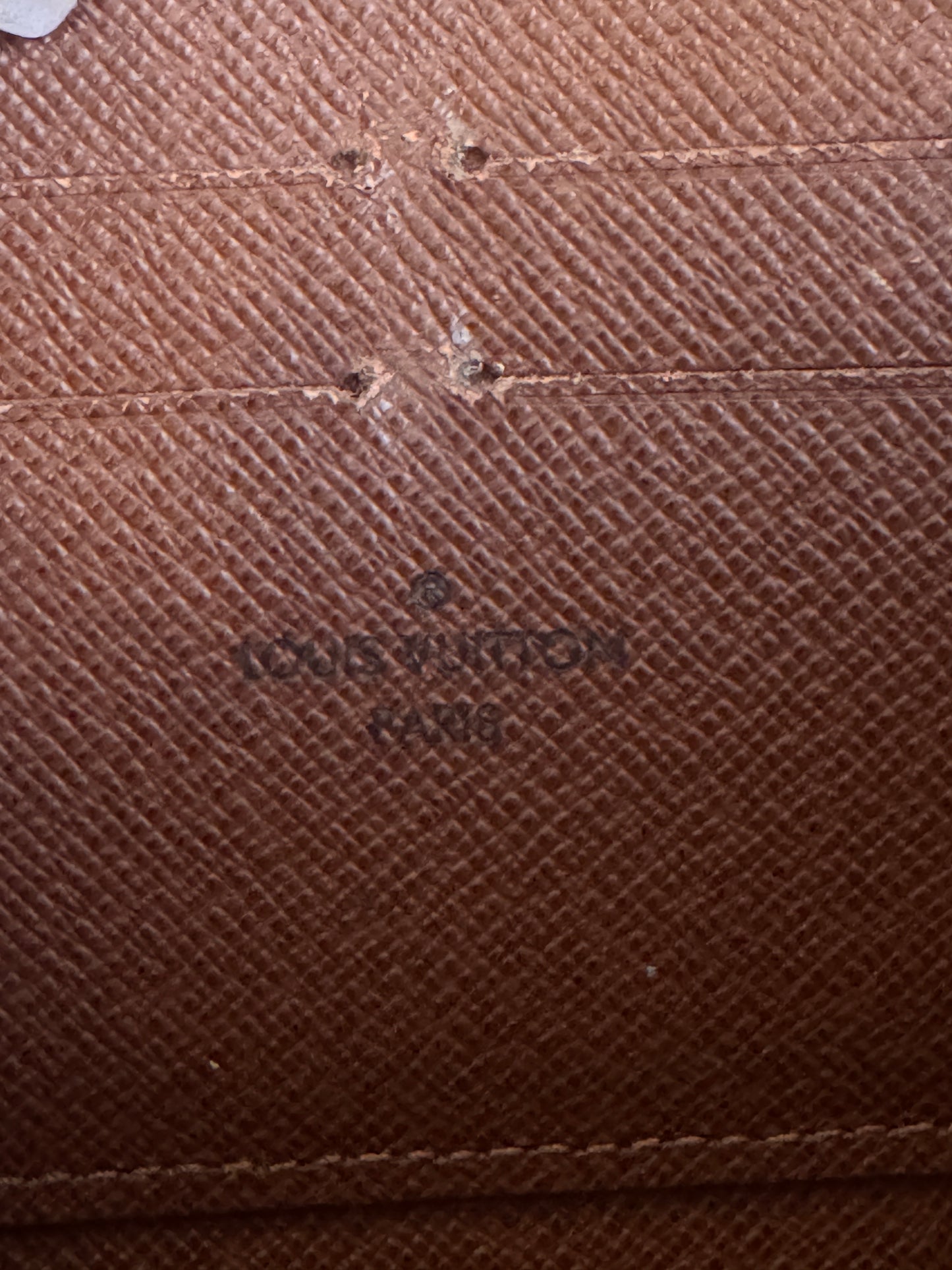 LOUIS VUITTON Zippy Wallet in Monogram