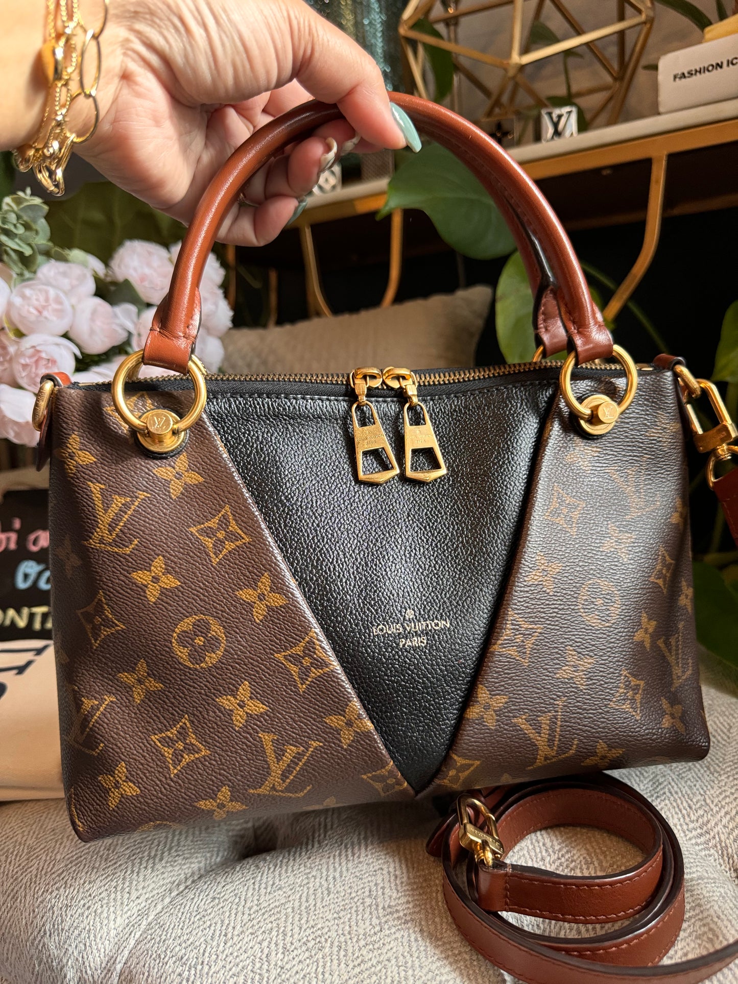 Louis Vuitton V Tote BB