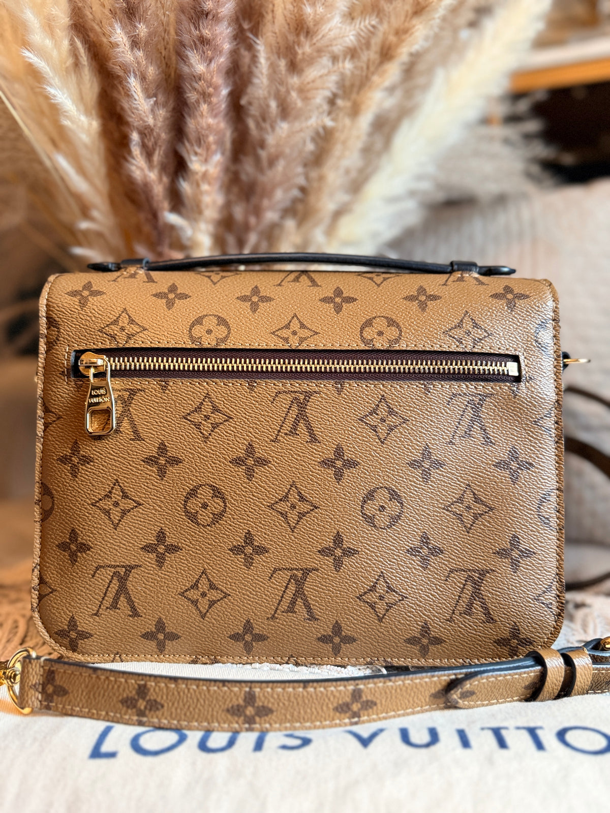 LOUIS VUITTON Pochette Metis in Reverse Monogram-Microchipped