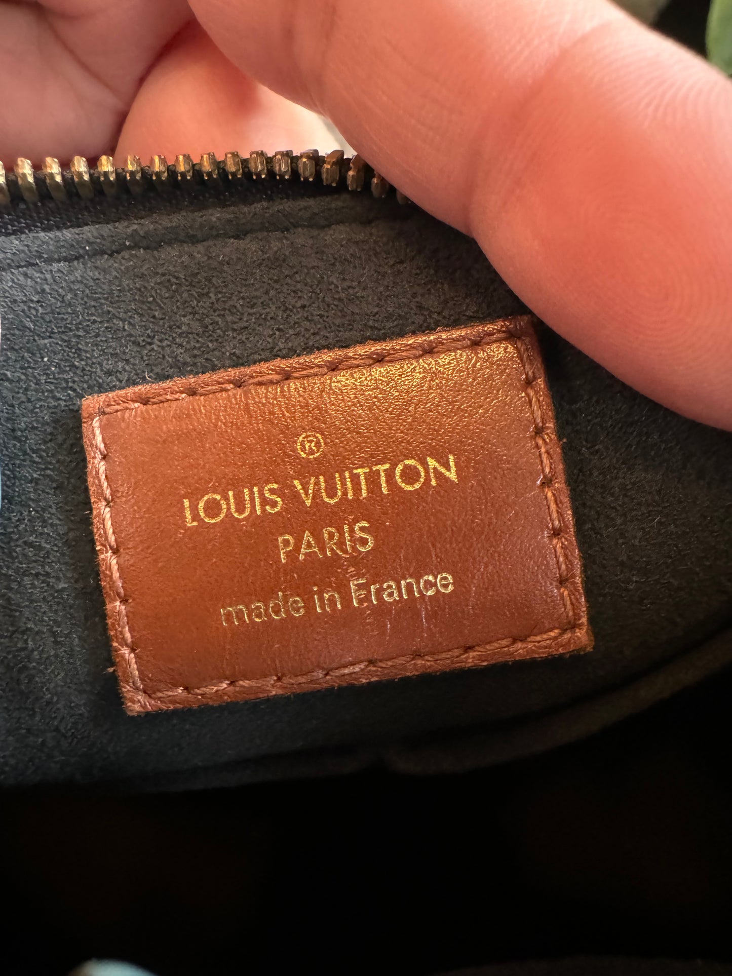 Louis Vuitton V Tote BB