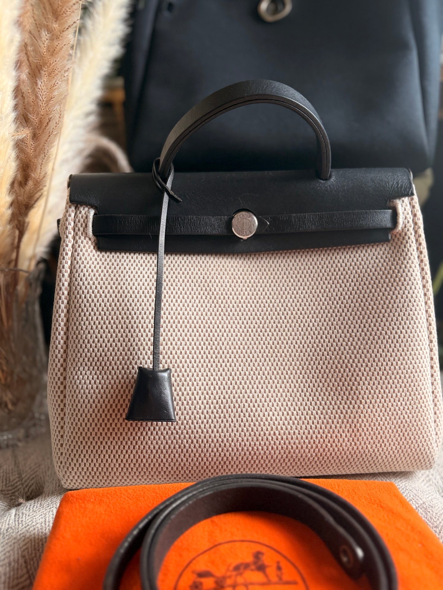 HERMES
Vache Hunter Criss Viking Herbag PM 31 Natural Black with Black Replacement bag