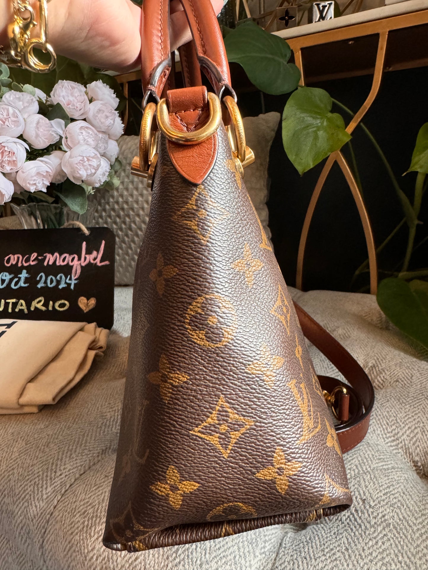 Louis Vuitton V Tote BB