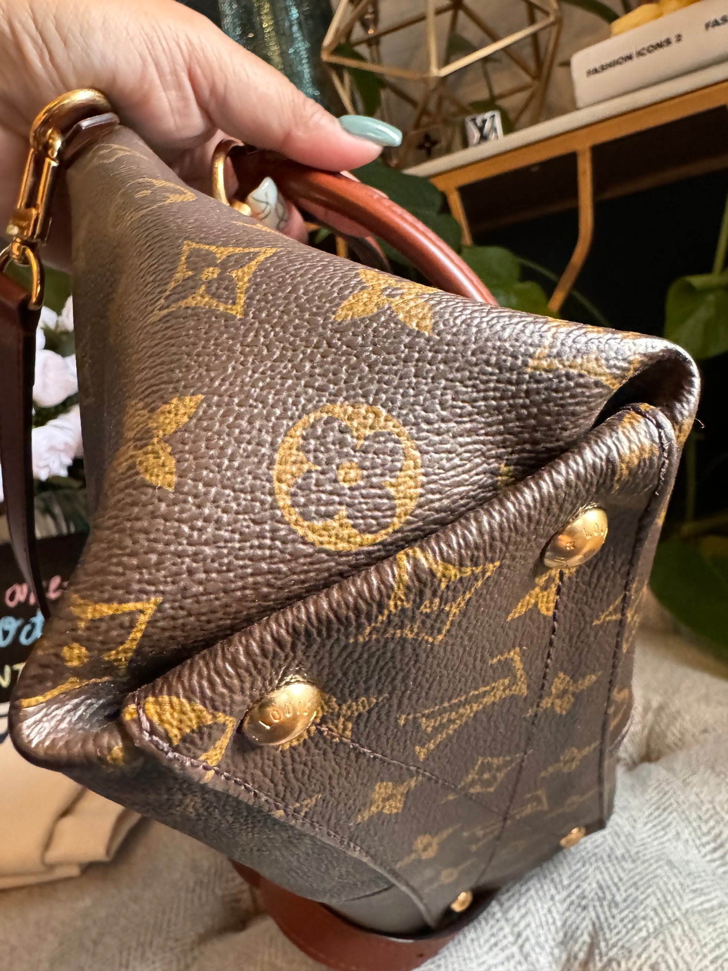 Louis Vuitton V Tote BB