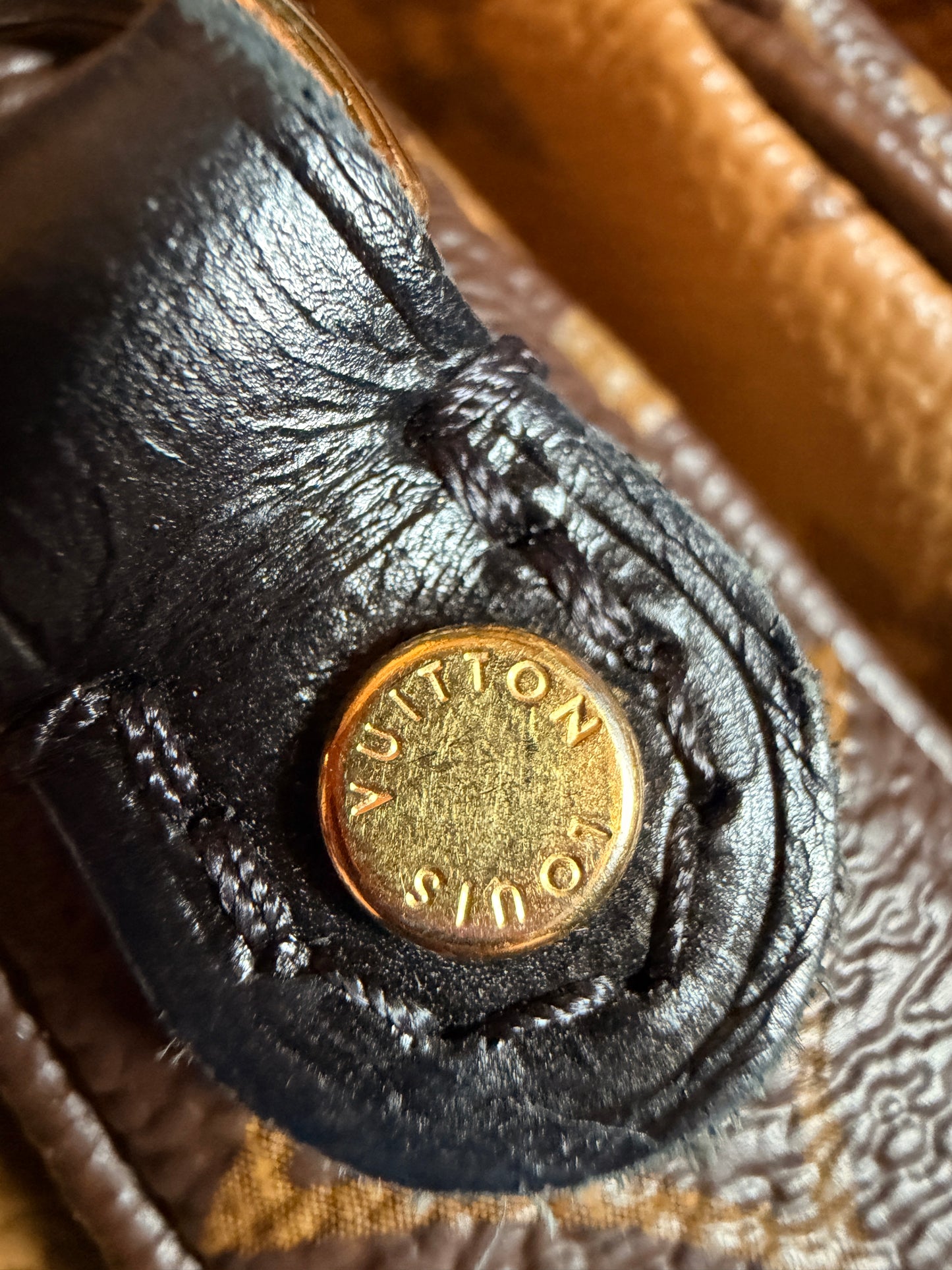 LOUIS VUITTON Pochette Metis in Reverse Monogram-Microchipped