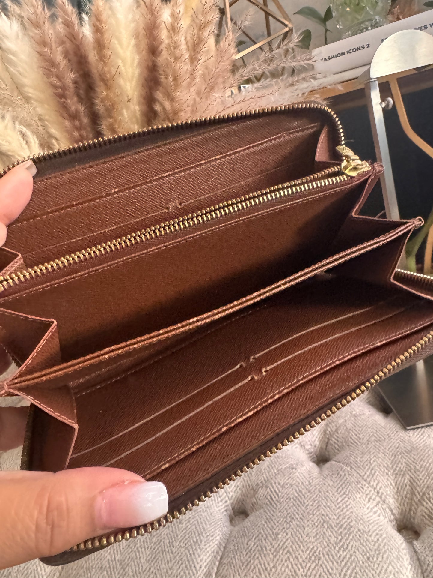 LOUIS VUITTON Zippy Wallet in Monogram