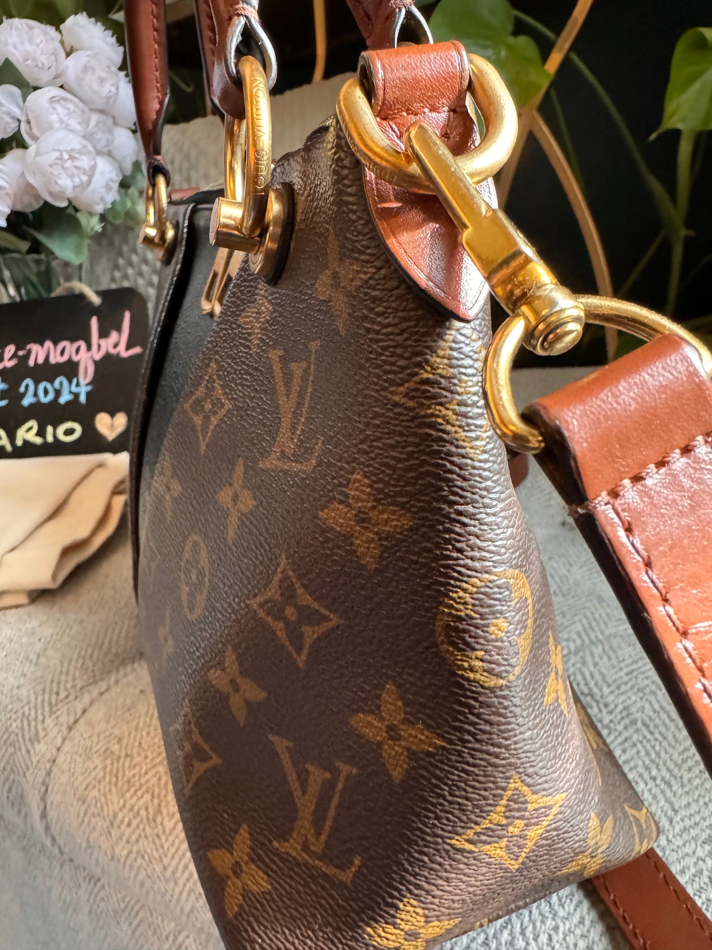 Louis Vuitton V Tote BB