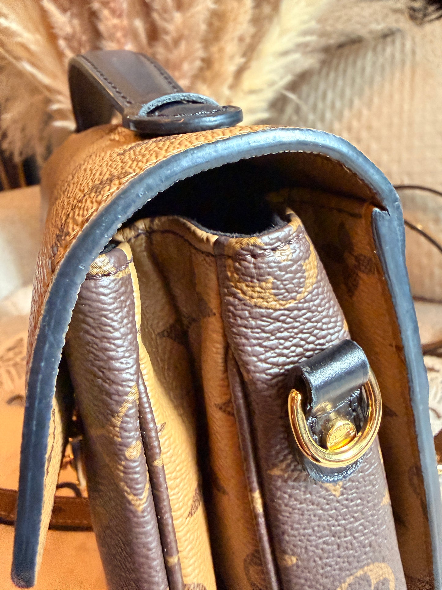 LOUIS VUITTON Pochette Metis in Reverse Monogram-Microchipped