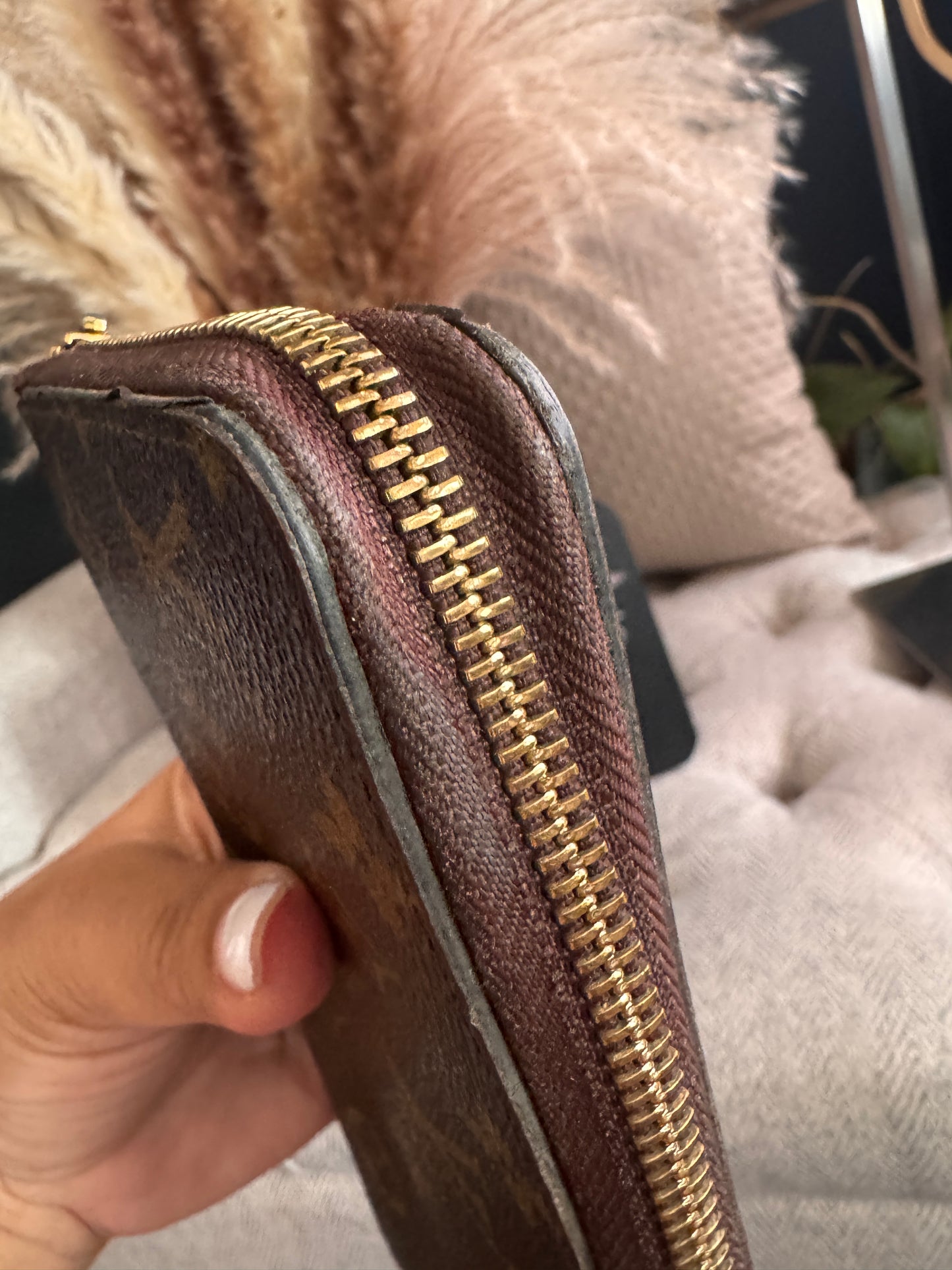 LOUIS VUITTON Zippy Wallet in Monogram