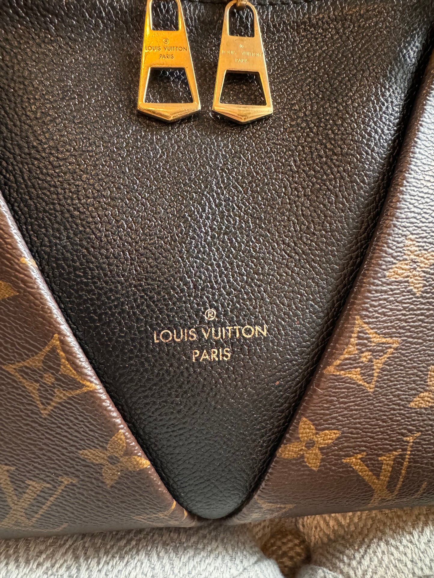 Louis Vuitton V Tote BB