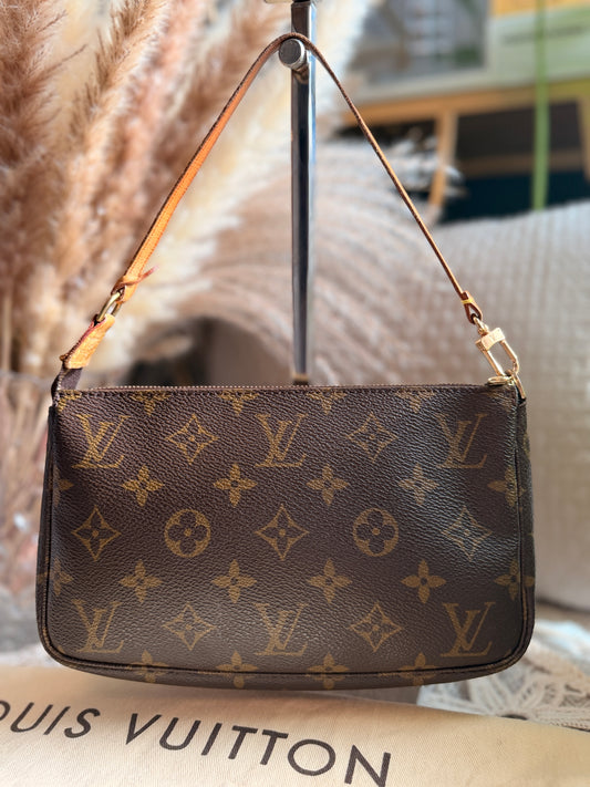LOUIS VUITTON Pochette Accessoires