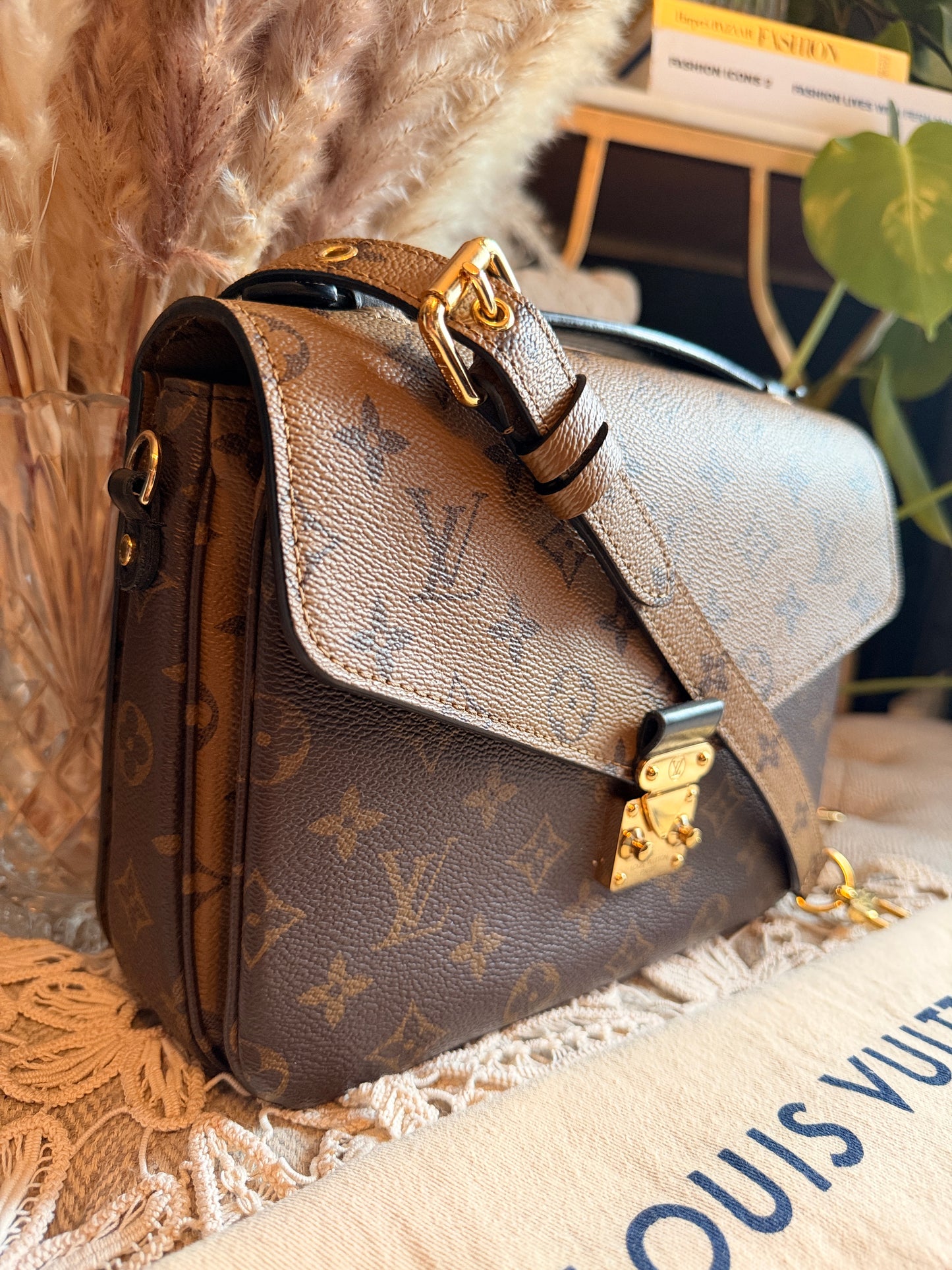 LOUIS VUITTON Pochette Metis in Reverse Monogram-Microchipped