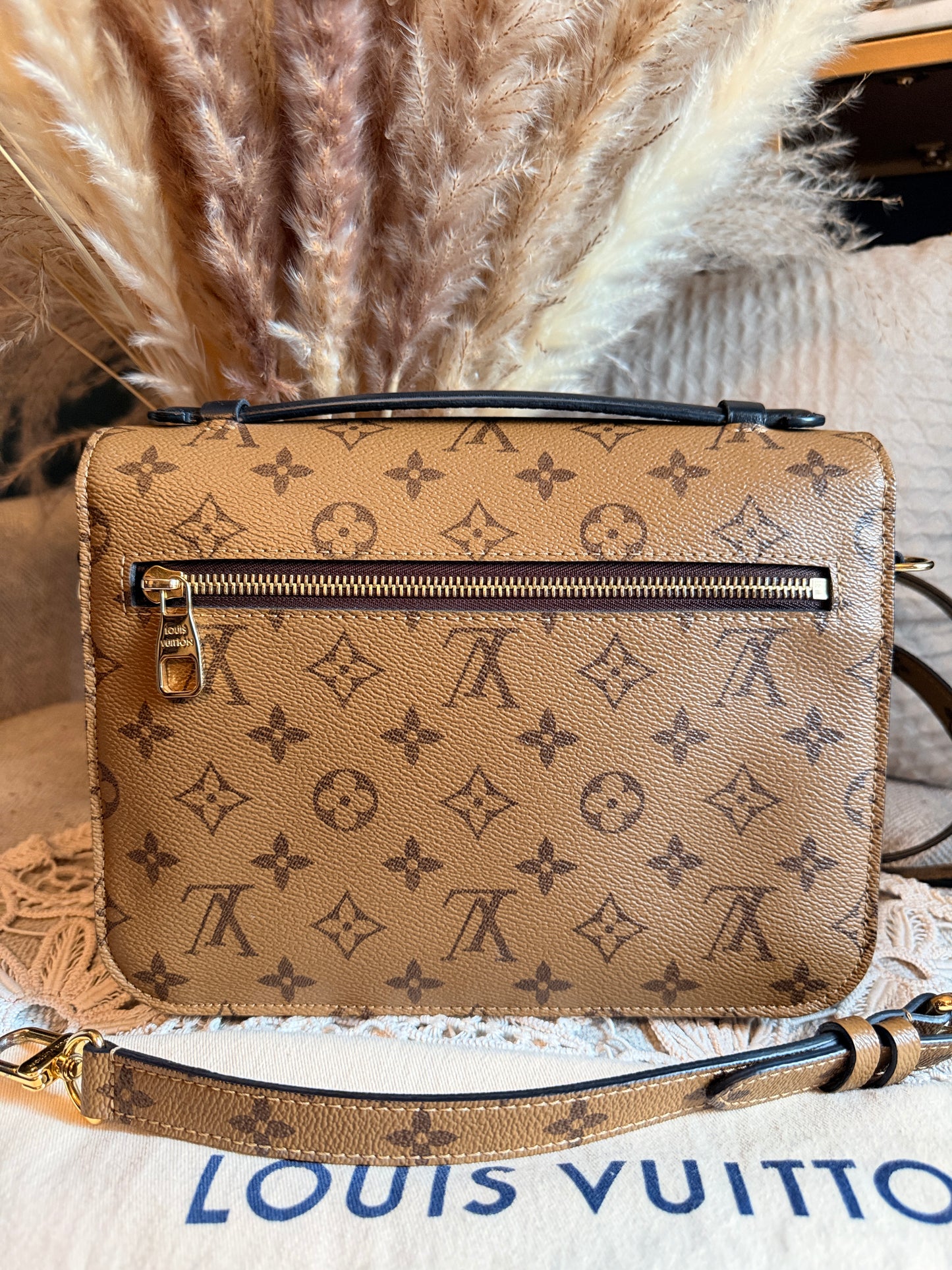 LOUIS VUITTON Pochette Metis in Reverse Monogram-Microchipped
