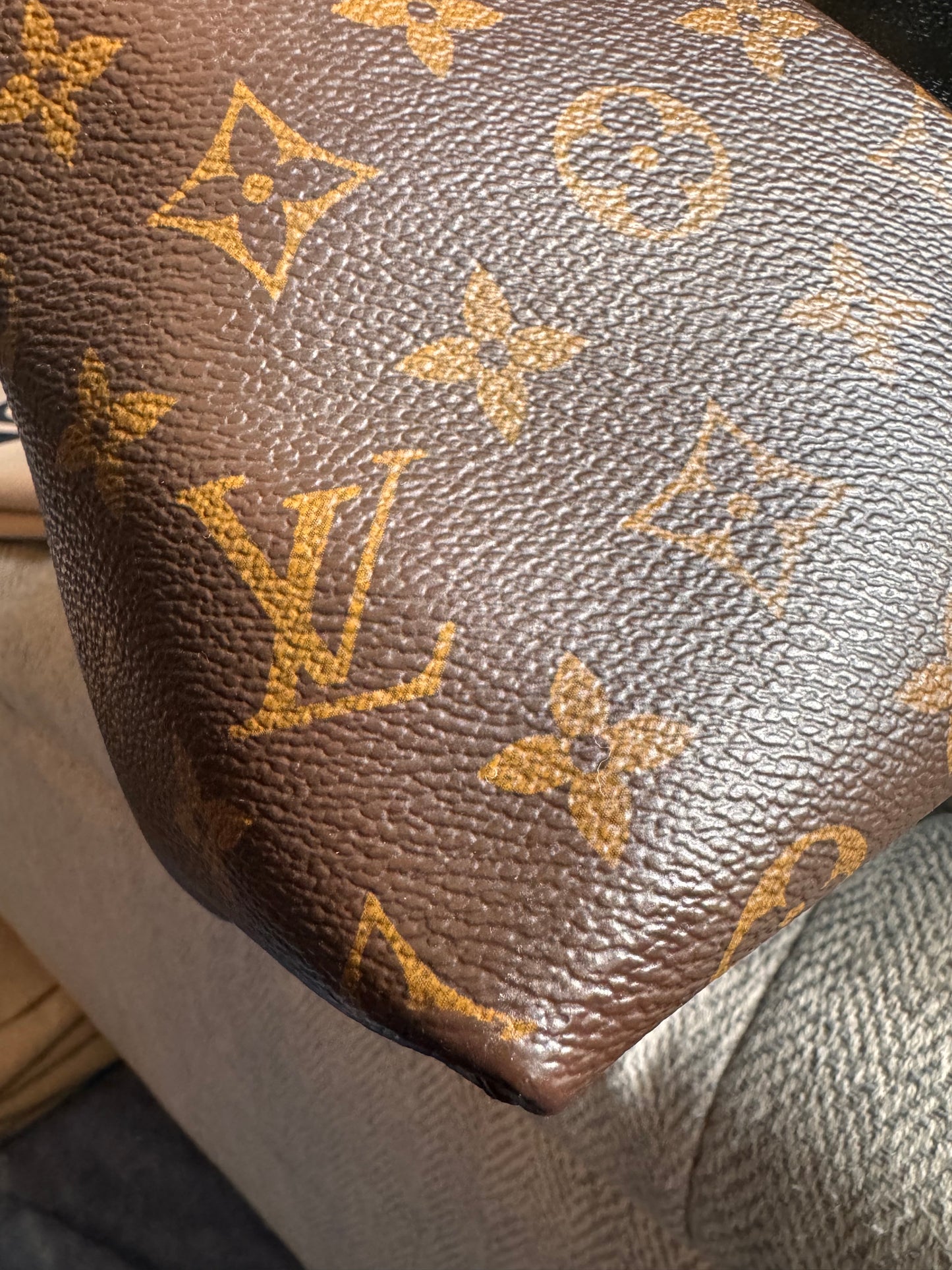 Louis Vuitton V Tote BB