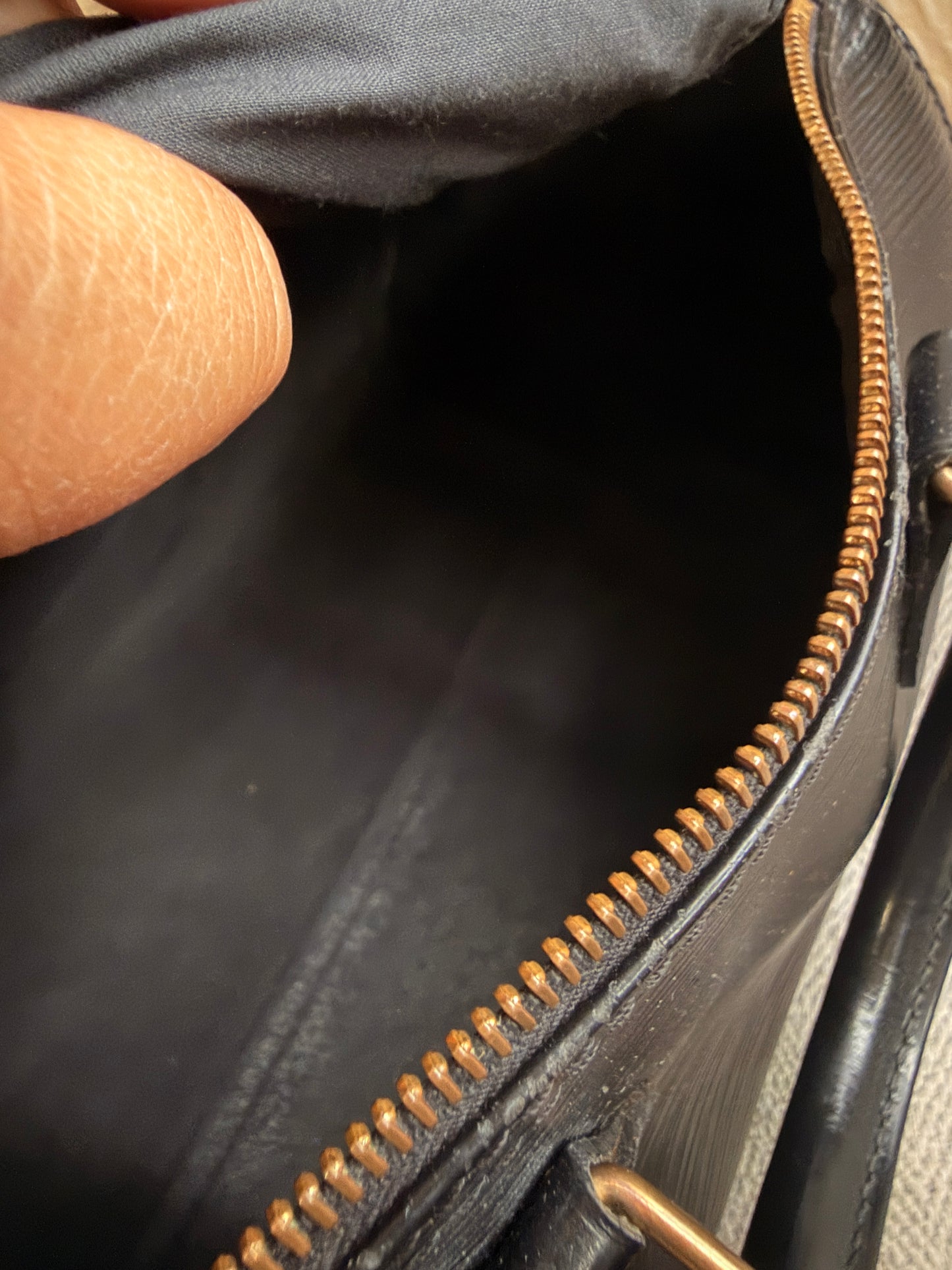 Louis Vuitton Speedy 25 in Epi Noir