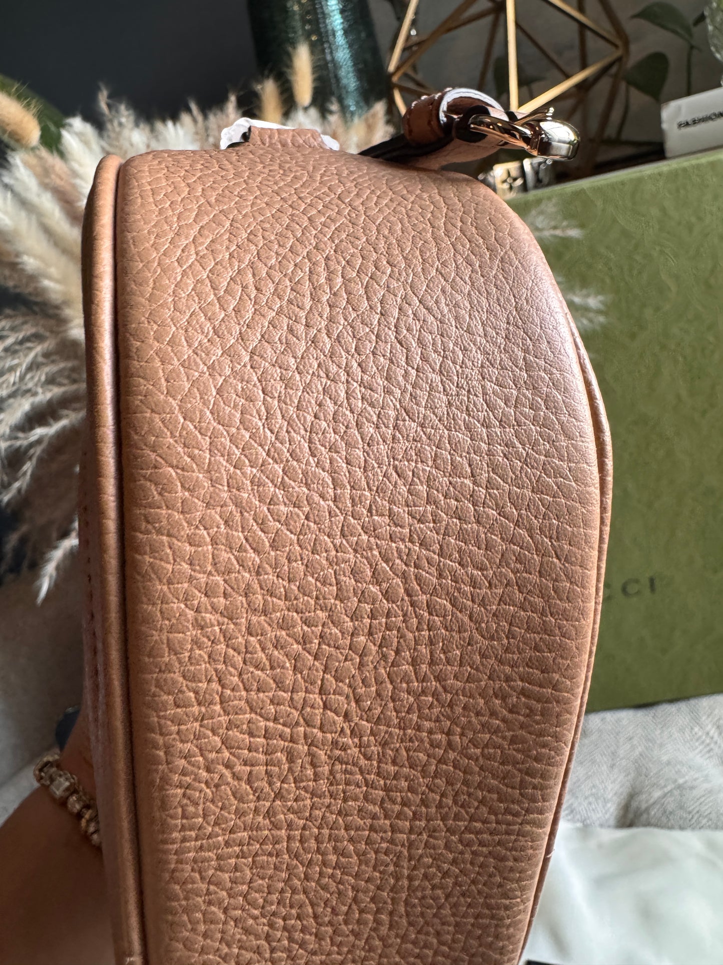 GUCCI 
Pebbled Calfskin Oval Soho Shoulder Bag Beige Camelia