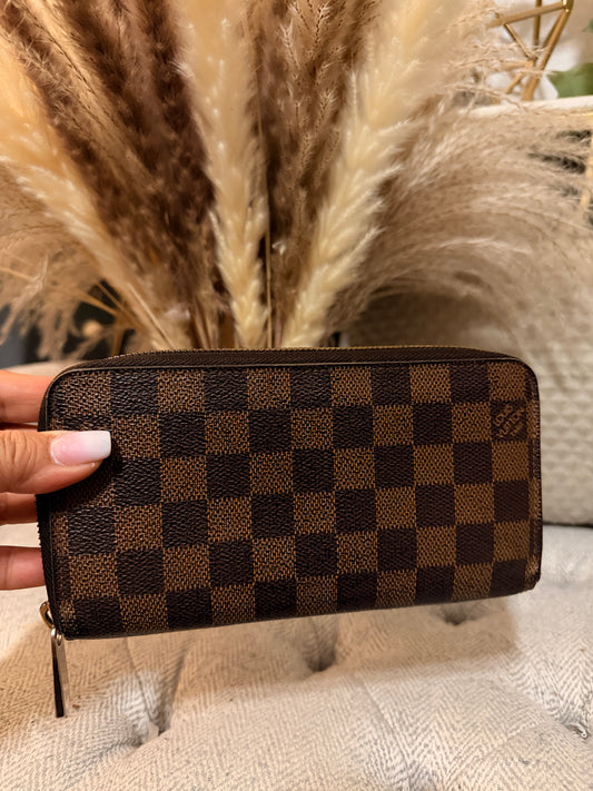 Louis Vuitton Zippy Wallet in Damier Ebene