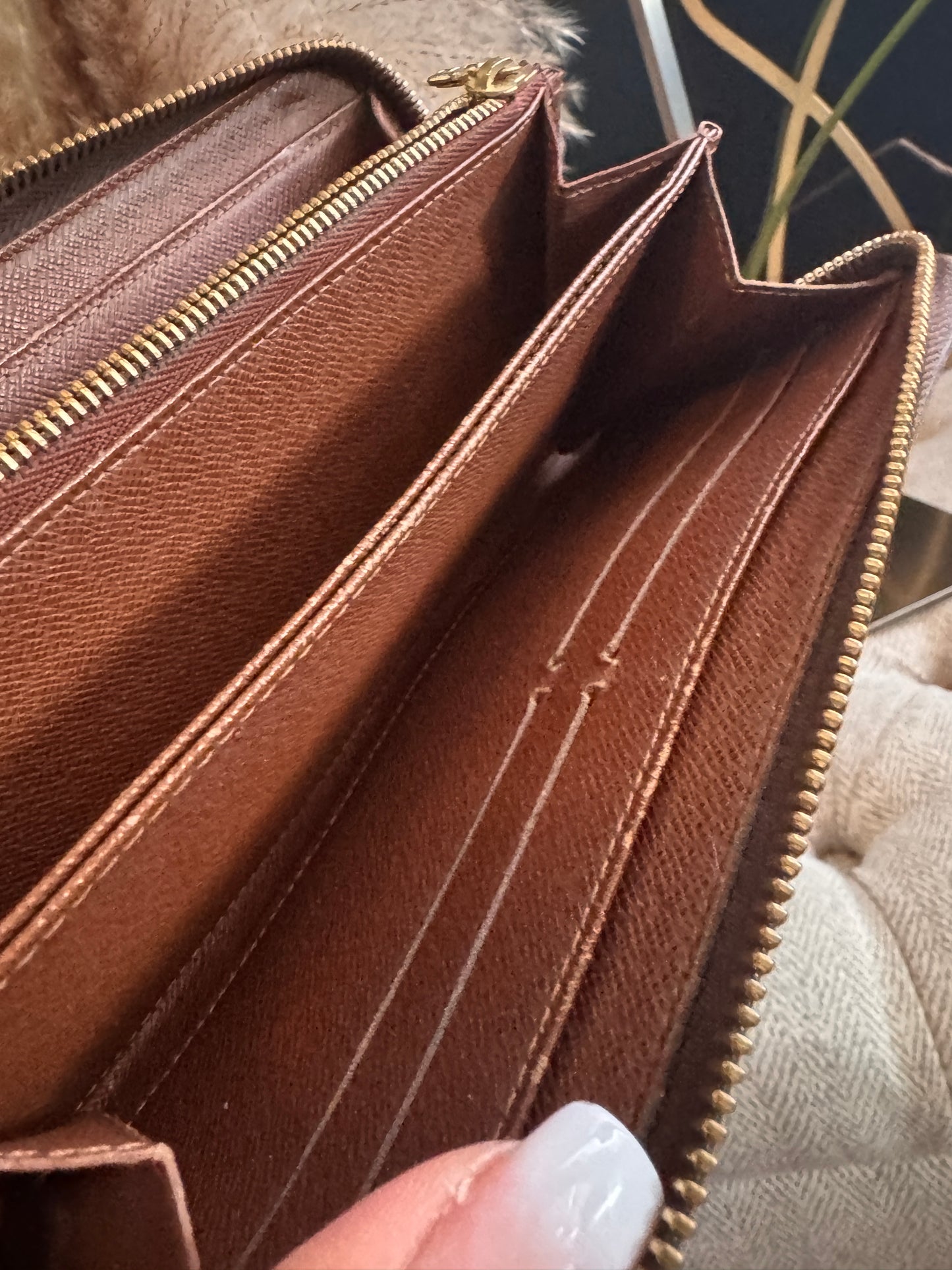 LOUIS VUITTON Zippy Wallet in Monogram