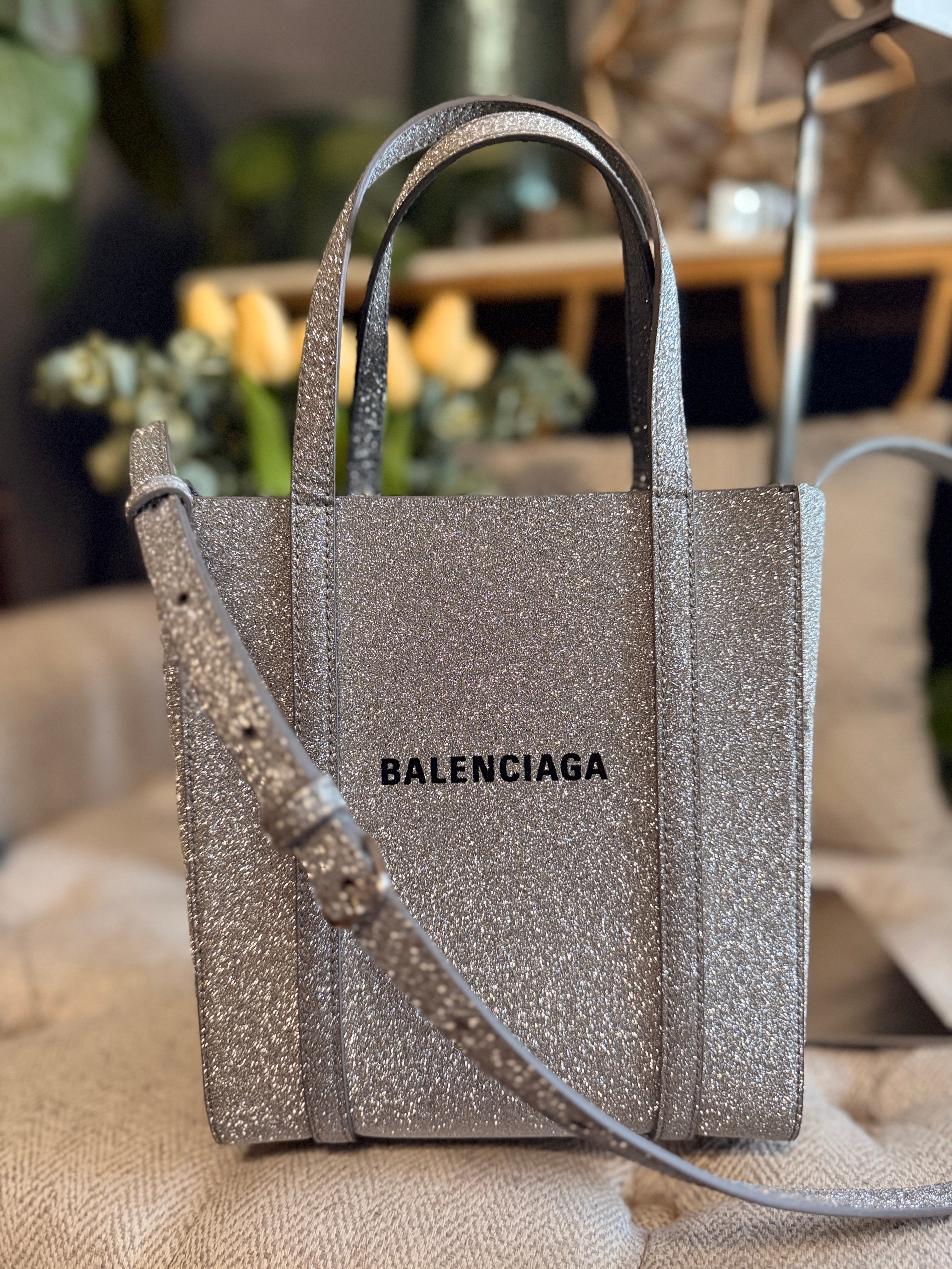 BALENCIAGA バレンシアガ EVERYDAY TOTE XXS GLITTER ラメ 2WAY レザー ショルダーバッグ シルバー 551815 BALENCIAGA（バレンシアガ） EVERYDAY TOTE XXS GLITTER ラメ 2WAY