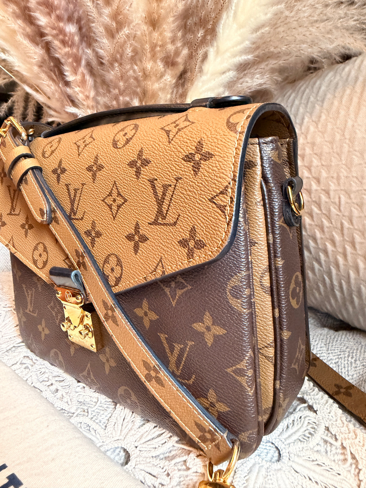 LOUIS VUITTON Pochette Metis in Reverse Monogram-Microchipped