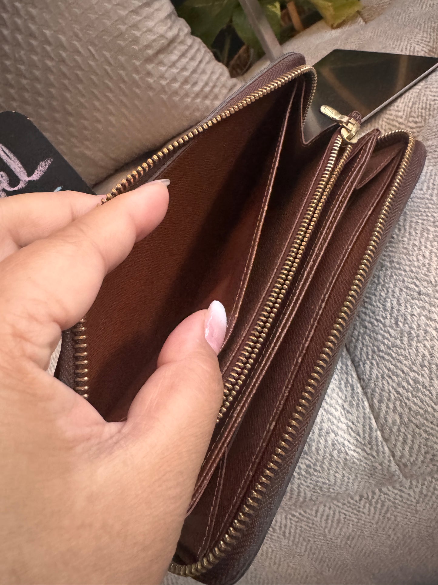 LOUIS VUITTON Zippy Wallet in Monogram
