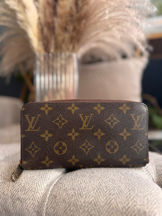 LOUIS VUITTON Zippy Wallet in Monogram