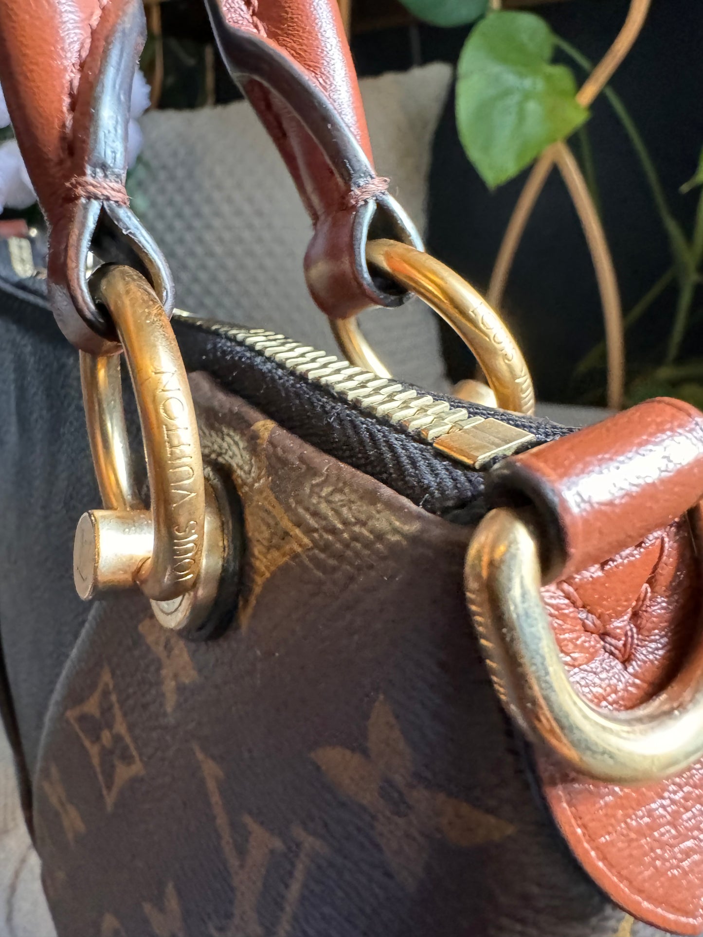 Louis Vuitton V Tote BB