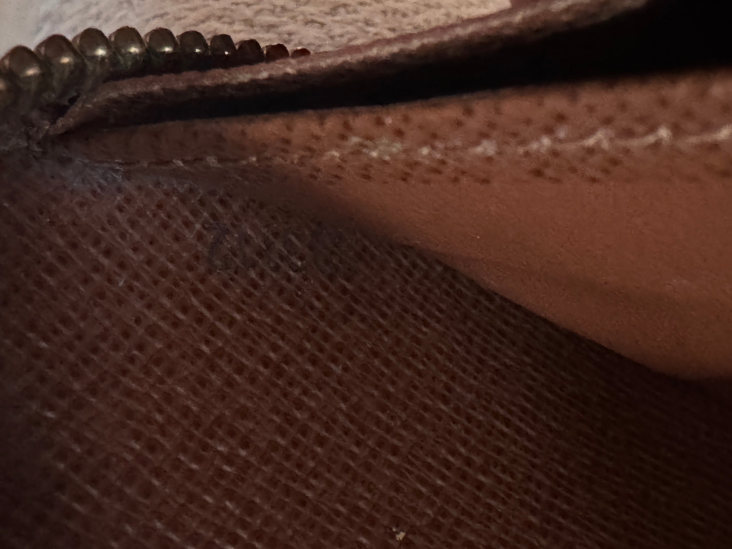 LOUIS VUITTON Zippy Wallet in Monogram